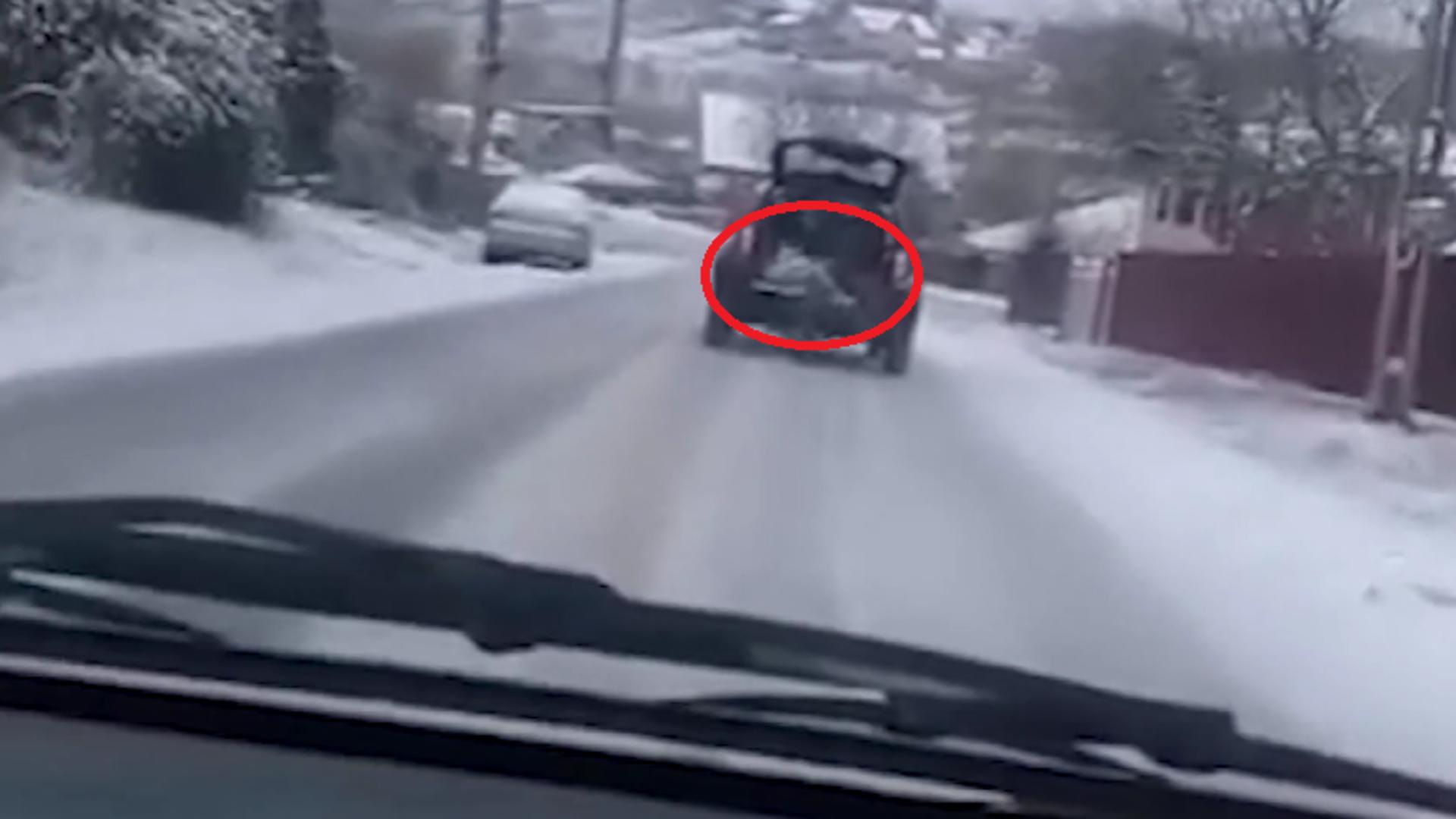 Pompier, surprins în timp ce aruncă sare pe drum din portbagajul unei mașini! – Imagini halucinante la Iași
