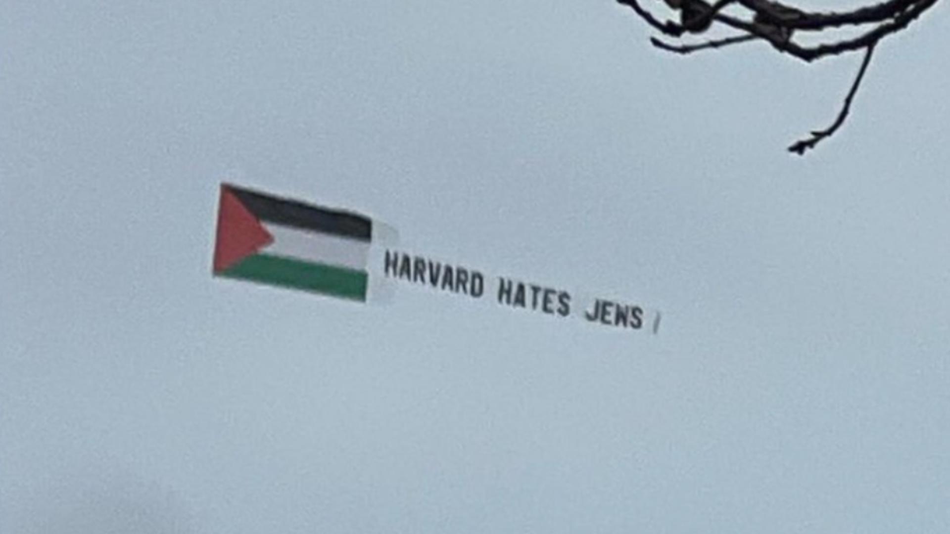 “Harvard urăște evreii” – Mesajul controversat, fluturat deasupra uneia dintre cele mai mari universități din lume – VIDEO