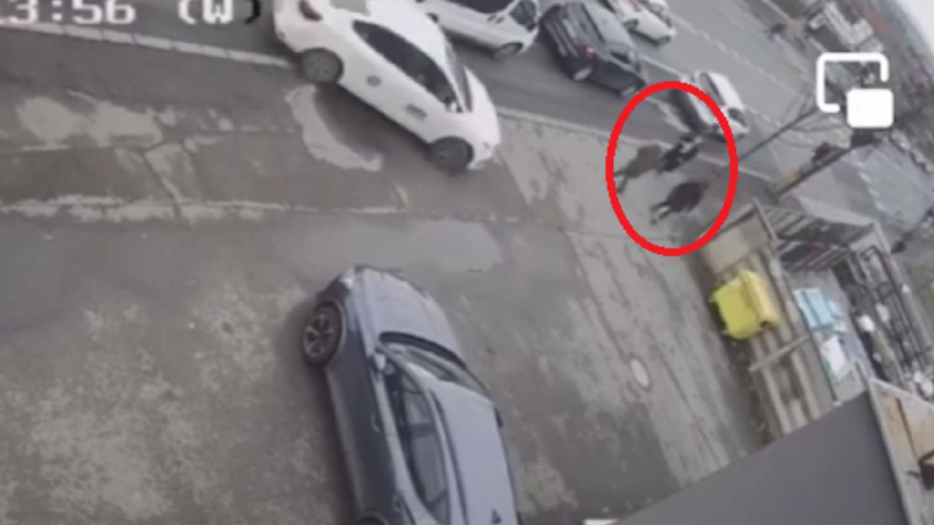 Două fete, atacate din senin de un individ, în plină stradă/ Captură video Monitorul de Cluj