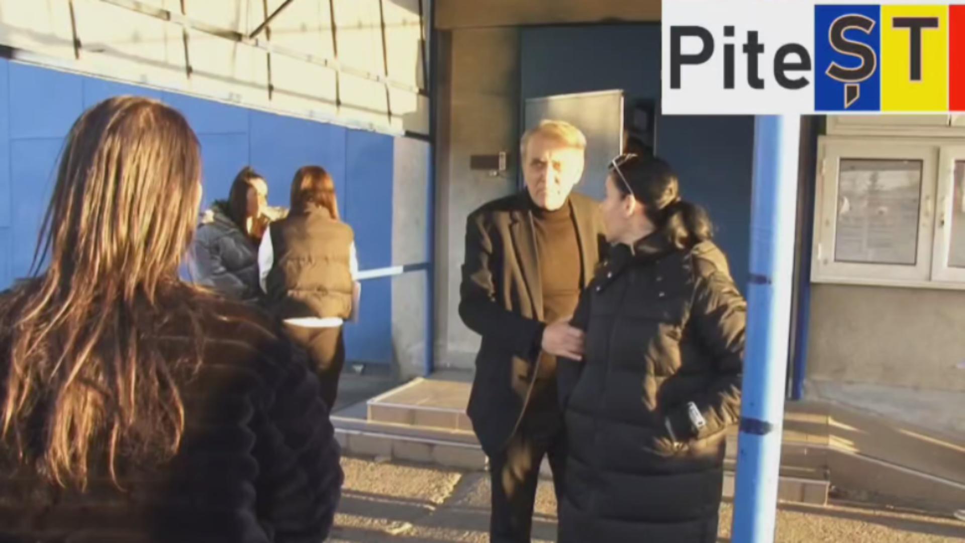 Primarul șpăgar din Mioveni a scăpat de arestul preventiv. Ioan Georgescu, aplaudat la ieșirea din închisoare – VIDEO