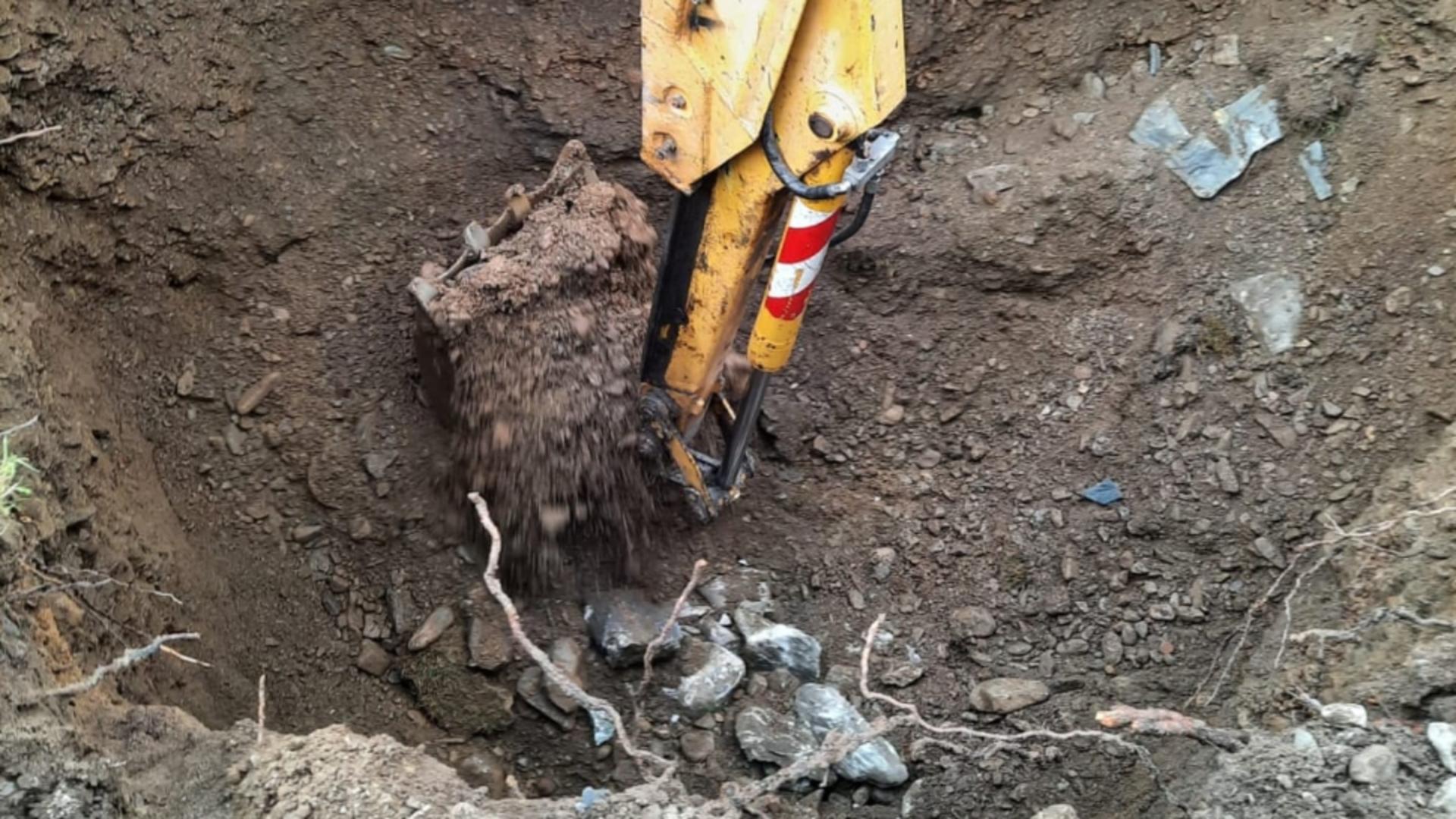 A scăpat cu viață după 8 ore sub un mal de pământ. Intervenție dramatică în județul Suceava - GALERIE FOTO