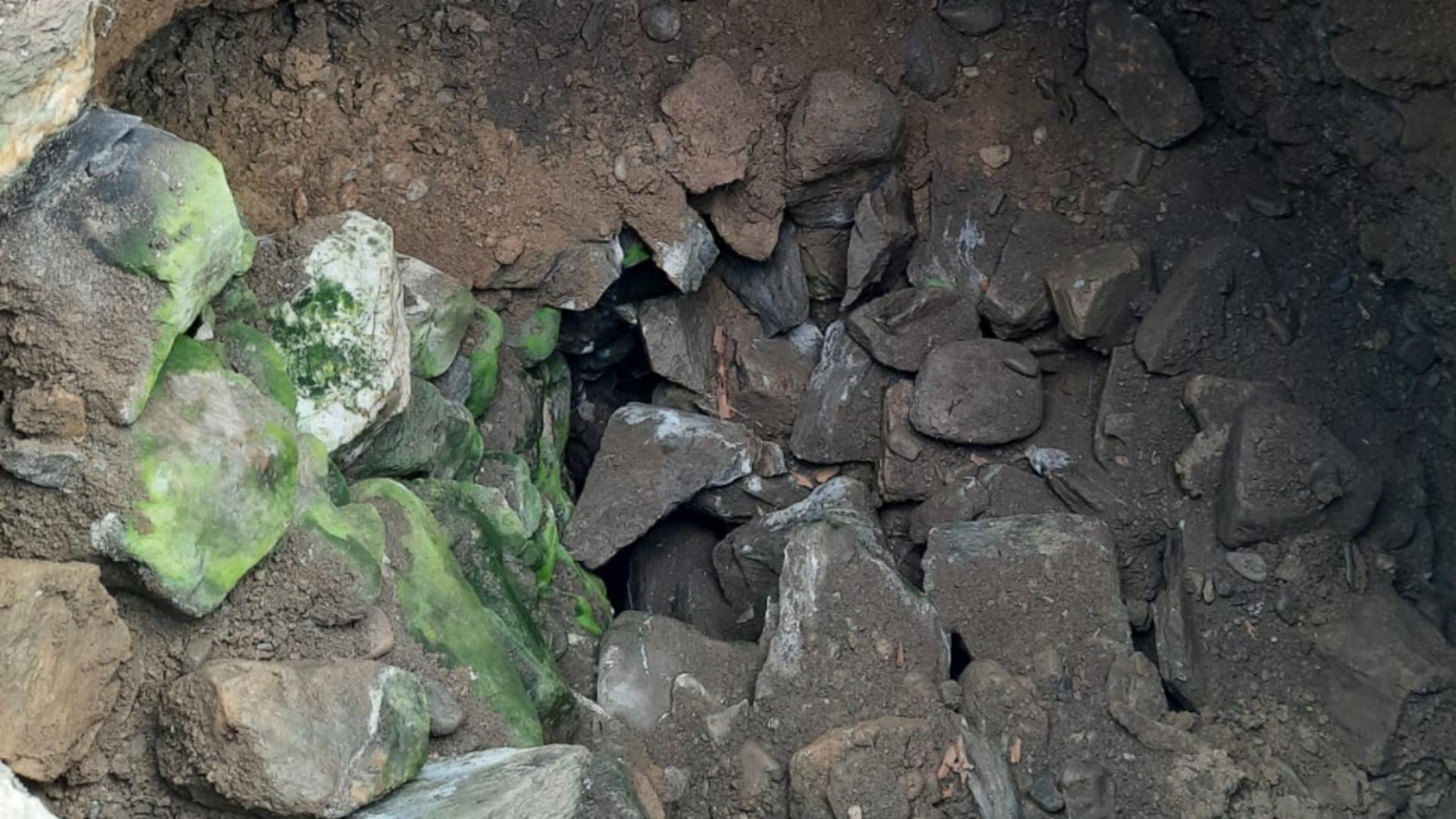 A scăpat cu viață după 8 ore sub un mal de pământ. Intervenție dramatică în județul Suceava – GALERIE FOTO
