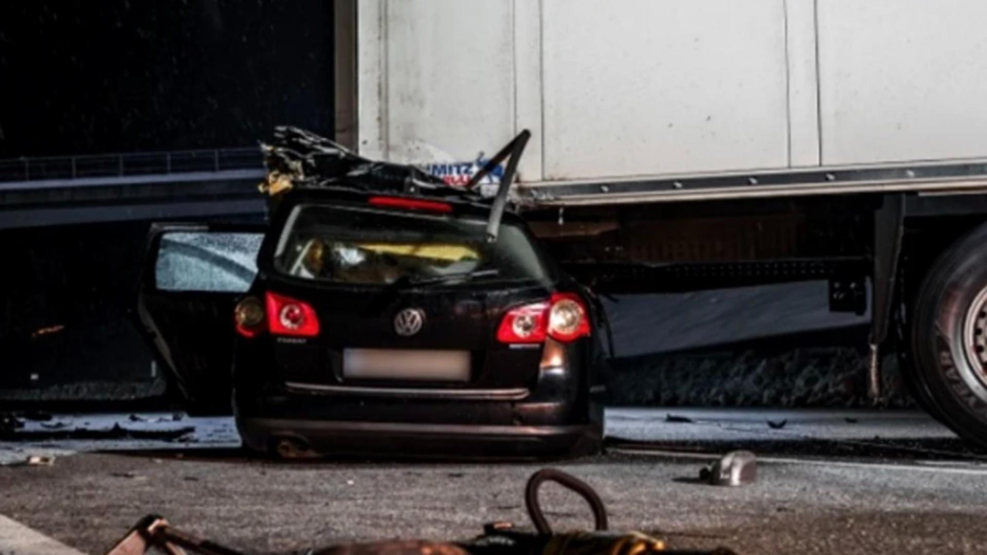 Români morți pe loc în Germania, într-un accident groaznic: mașina lor a intrat direct sub un TIR