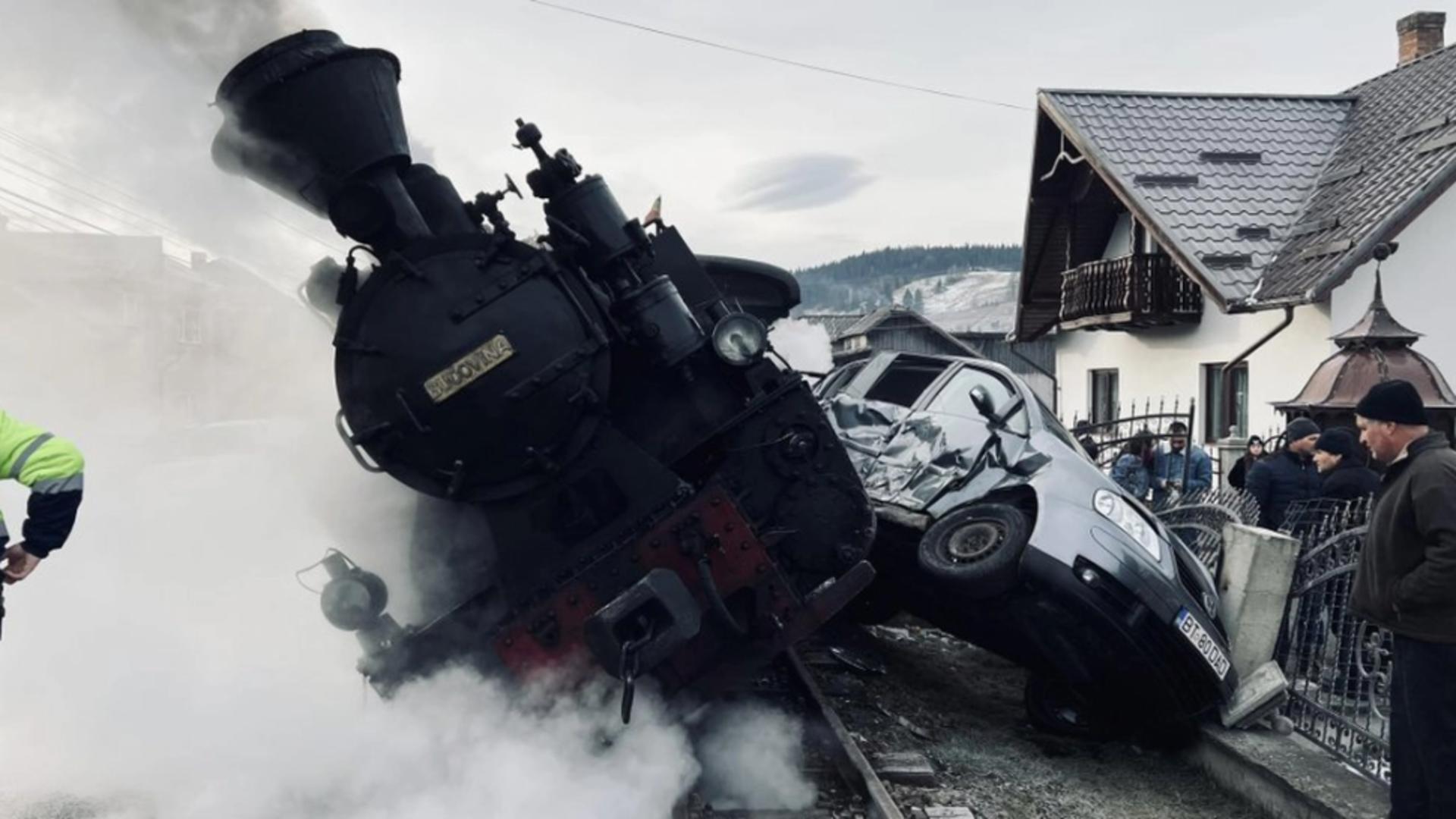 Imagini ȘOCANTE. Mocănița din Suceava, implicată într-un accident violent. În tren erau zeci de pasageri – VIDEO