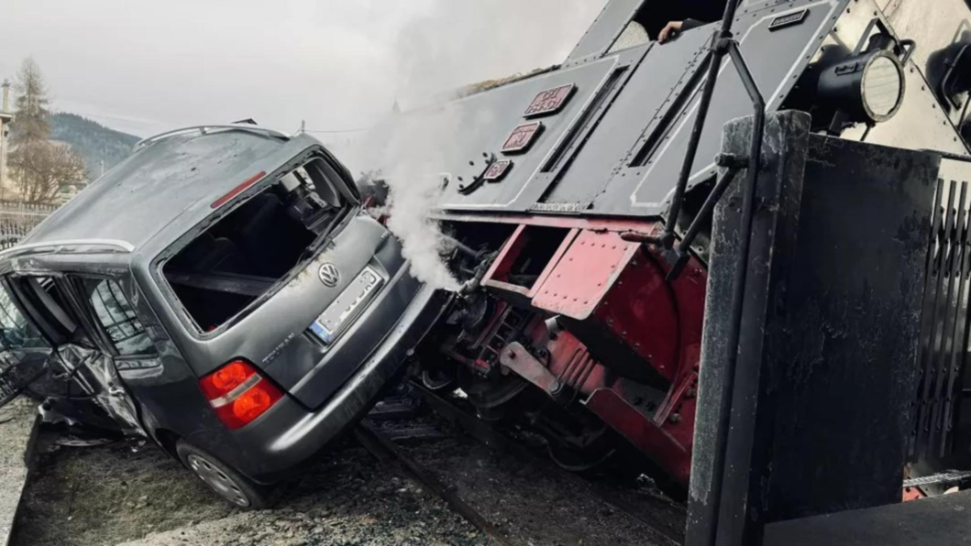 Imagini ȘOCANTE. Mocănița din Suceava, implicată într-un accident violent. În tren erau zeci de pasageri – VIDEO