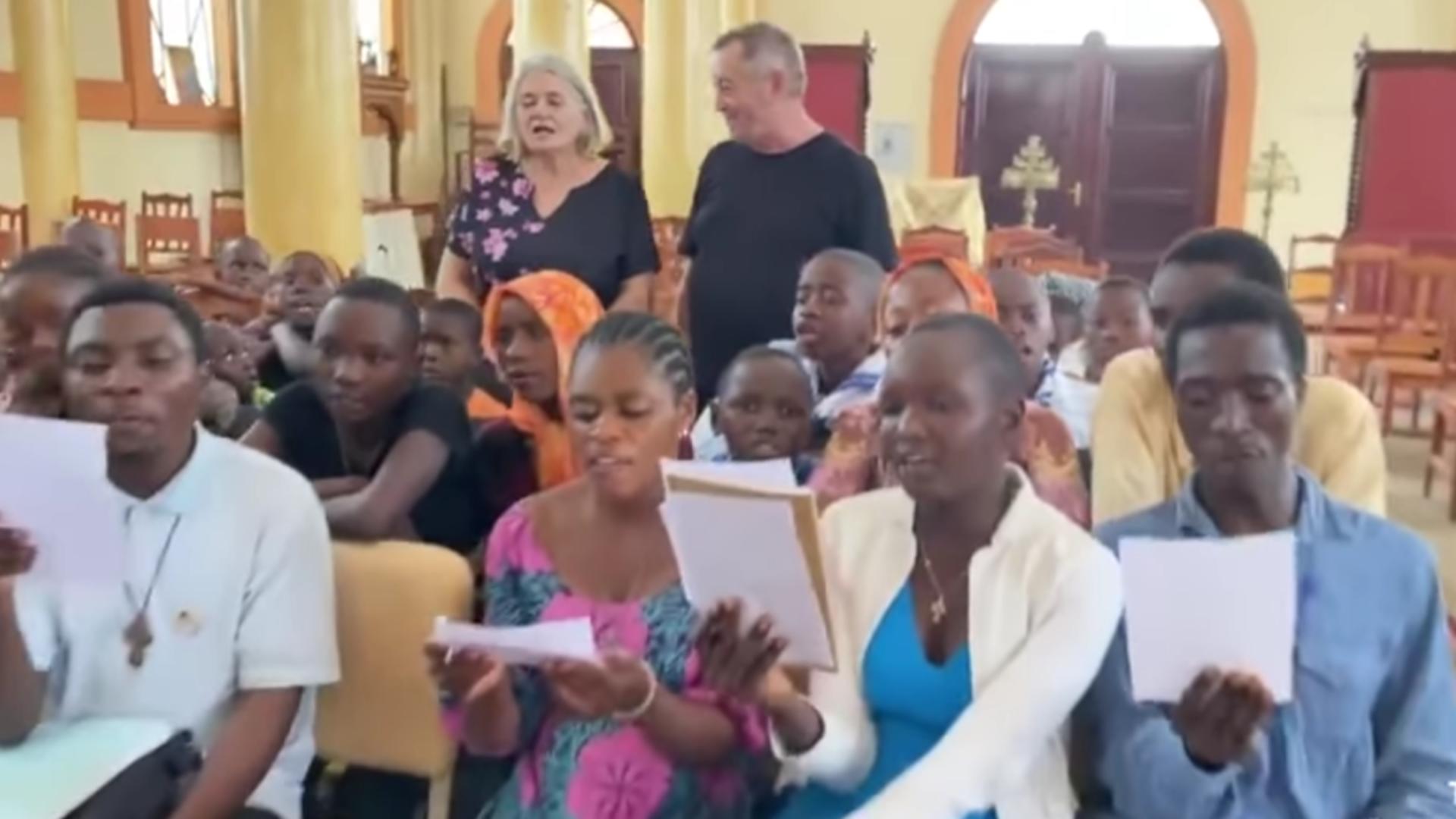 Colindul românesc a ajuns în inima Africii. Localnici din Burundi, surprinși cântând “Deschide ușa, creștine”