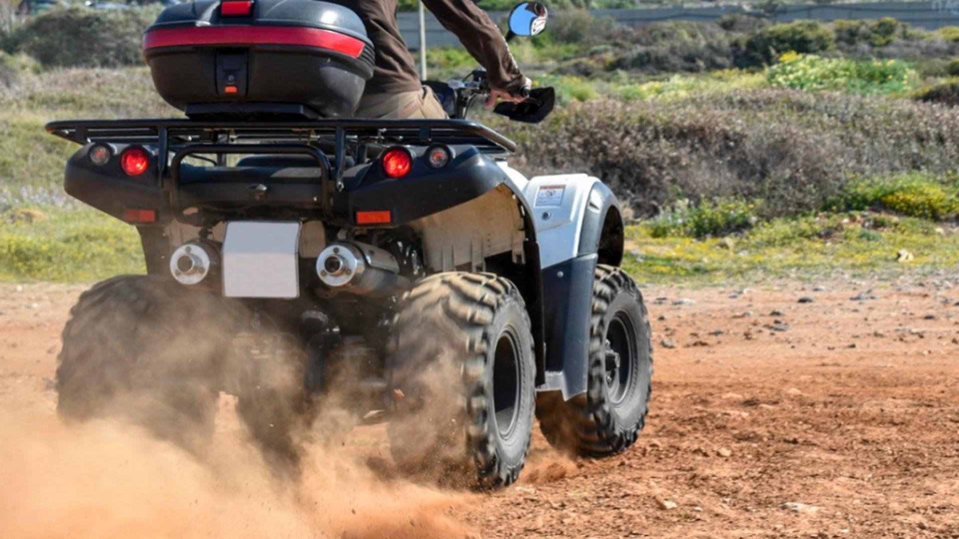 Un bărbat a MURIT după ce a căzut cu ATV-ul într-o prăpastie adâncă de 50 de metri, în județul Iași