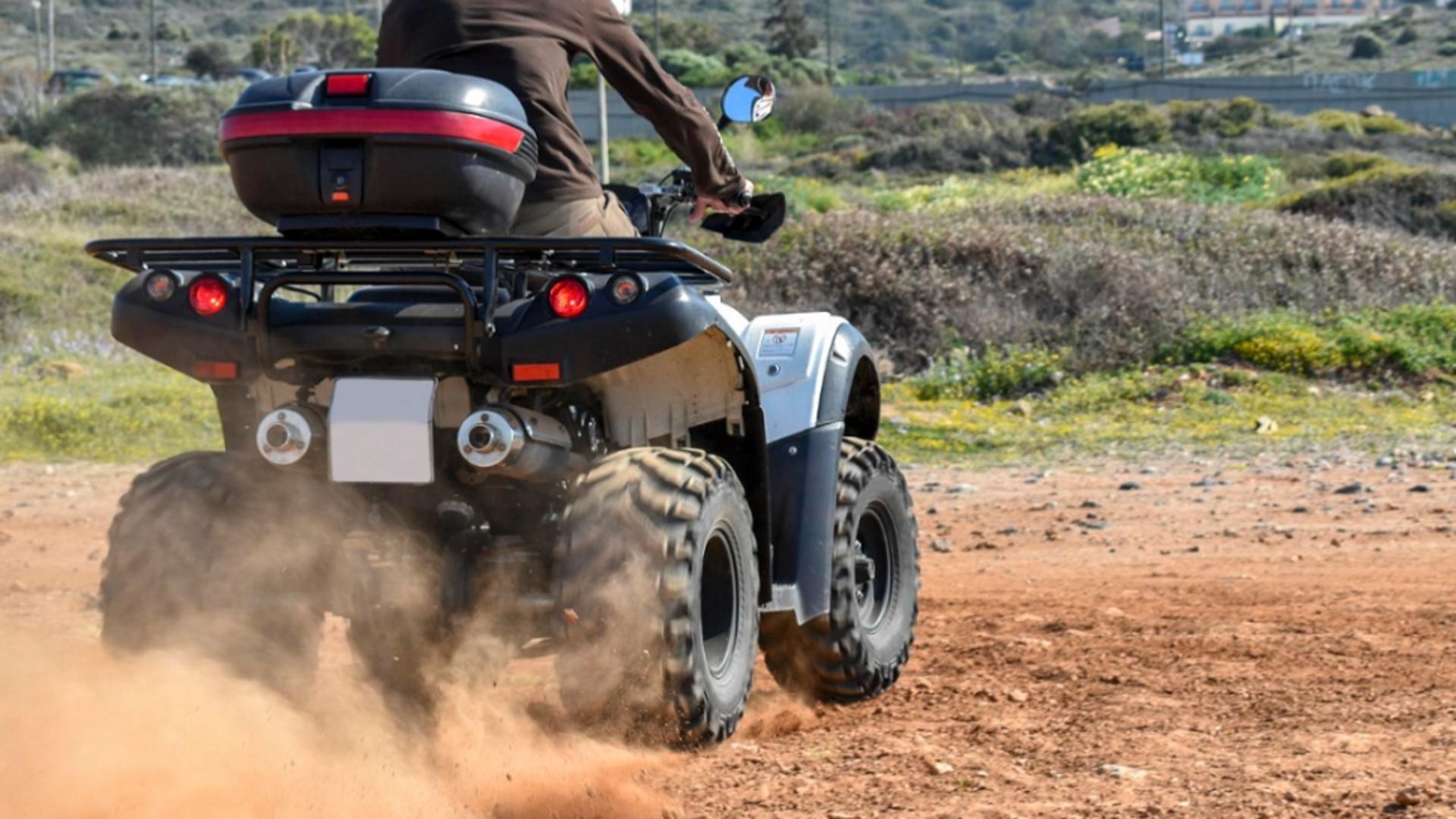 Polițist atacat de săteni, după ce a oprit un bărbat beat pe ATV