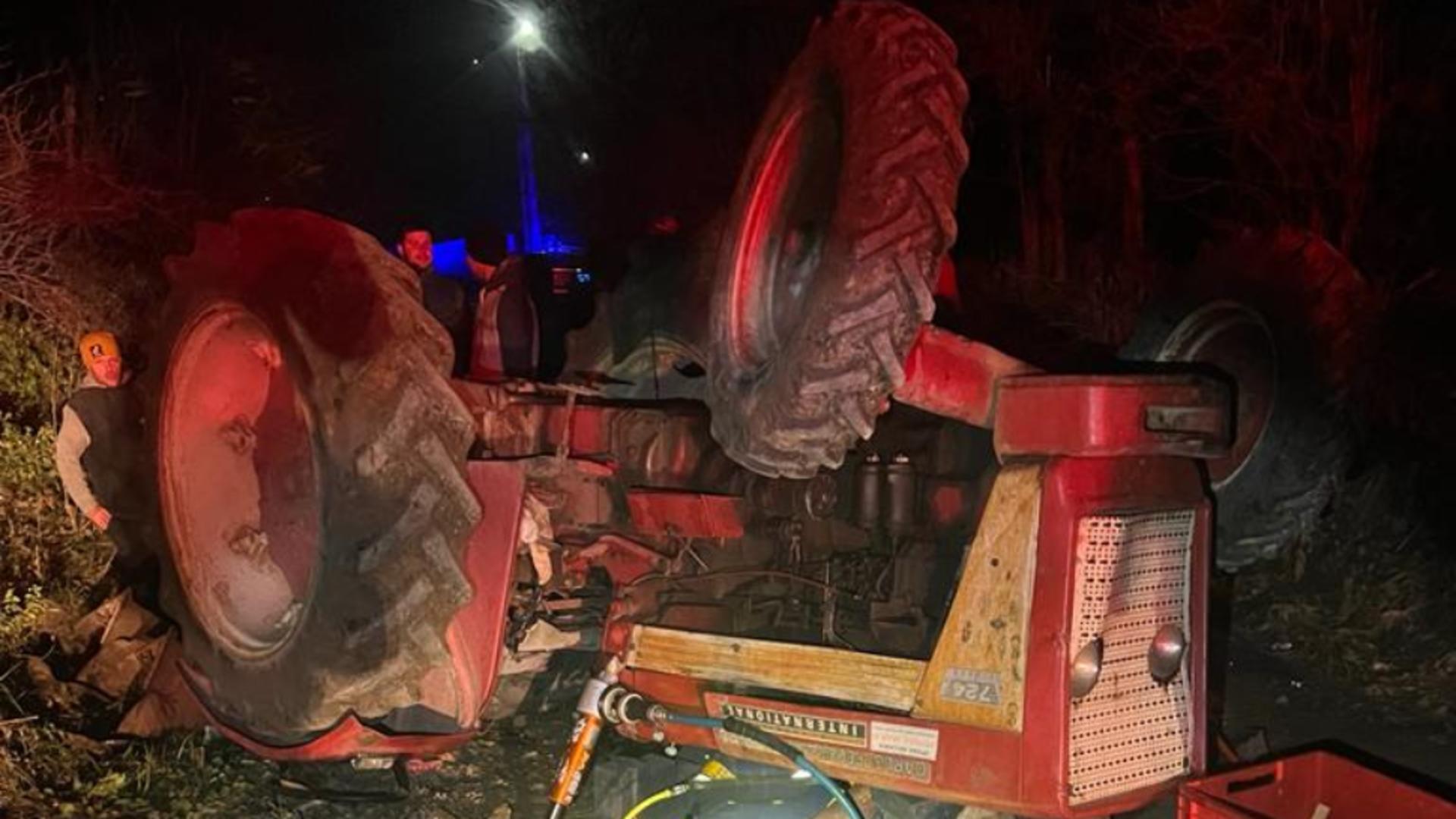 Accident înfiorător în județul Suceava: 2 bărbați răniți – Unul are multiple traumatisme după ce a fost prins sub un tractor răsturnat