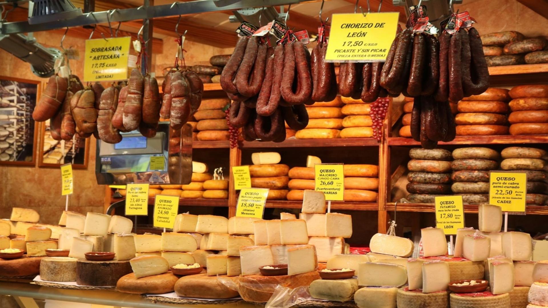 Un român riscă 4 ani de închisoare după ce a furat brânză și cârnați dintr-un magazin din Olanda