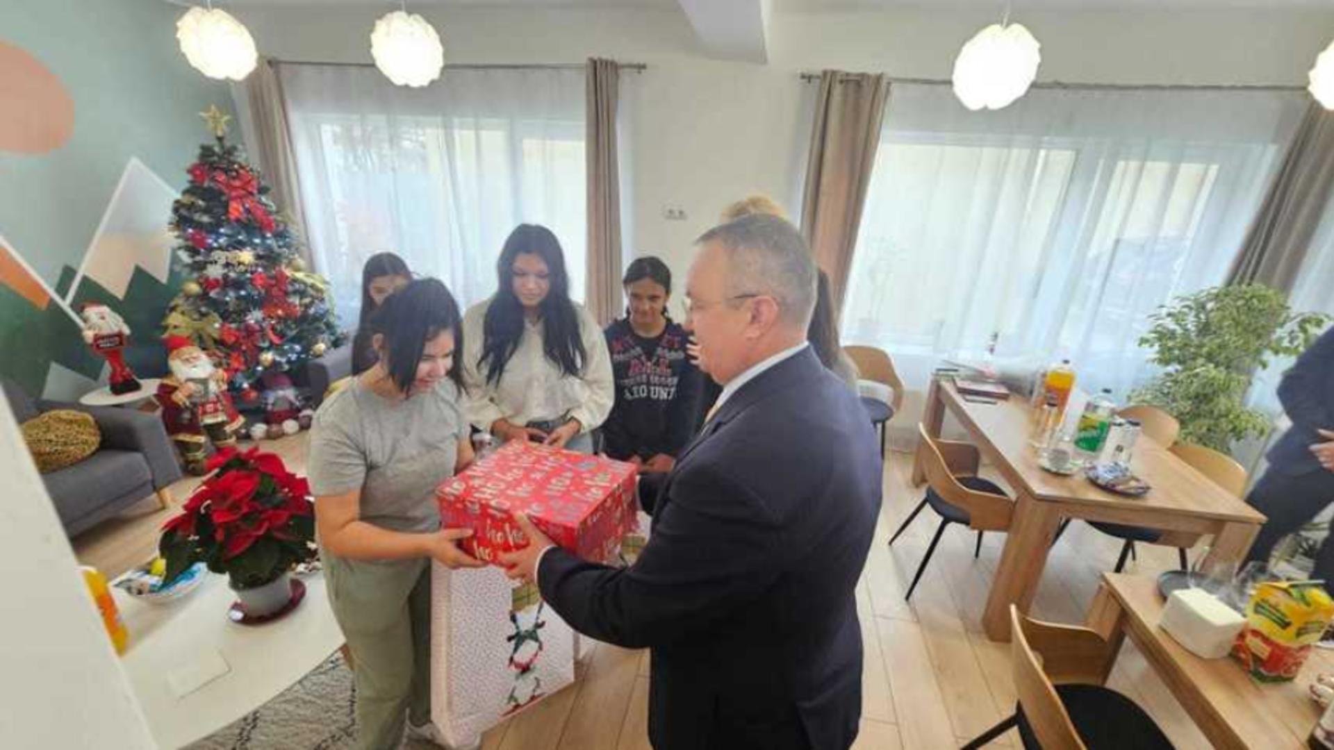 Nicolae Ciucă și-a sărbătorit ziua numelui printr-o vizită surpriză la un centru de copii din Ilfov