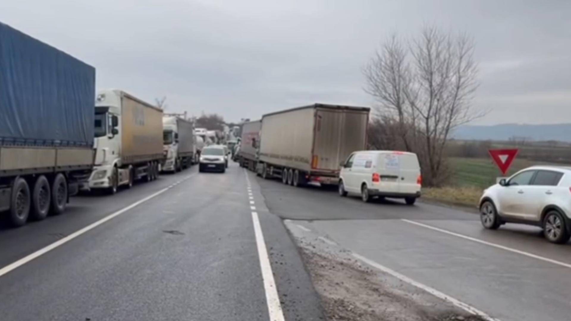 Aglomerație de nedescris la Vama Siret: șoferii așteaptă ore în șir – Cozile depășesc 30 de kilometri