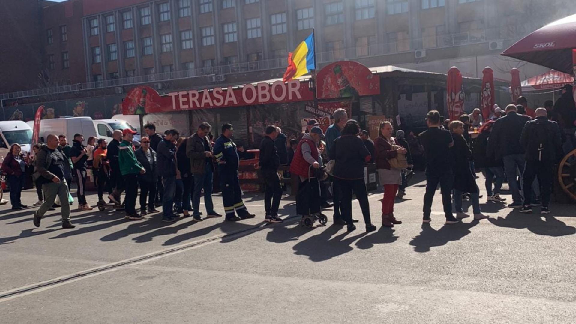 “Tornada Roșie” a lovit România. Sute de mii de oameni au luat cu asalt piețele, târgurile și mall-urile