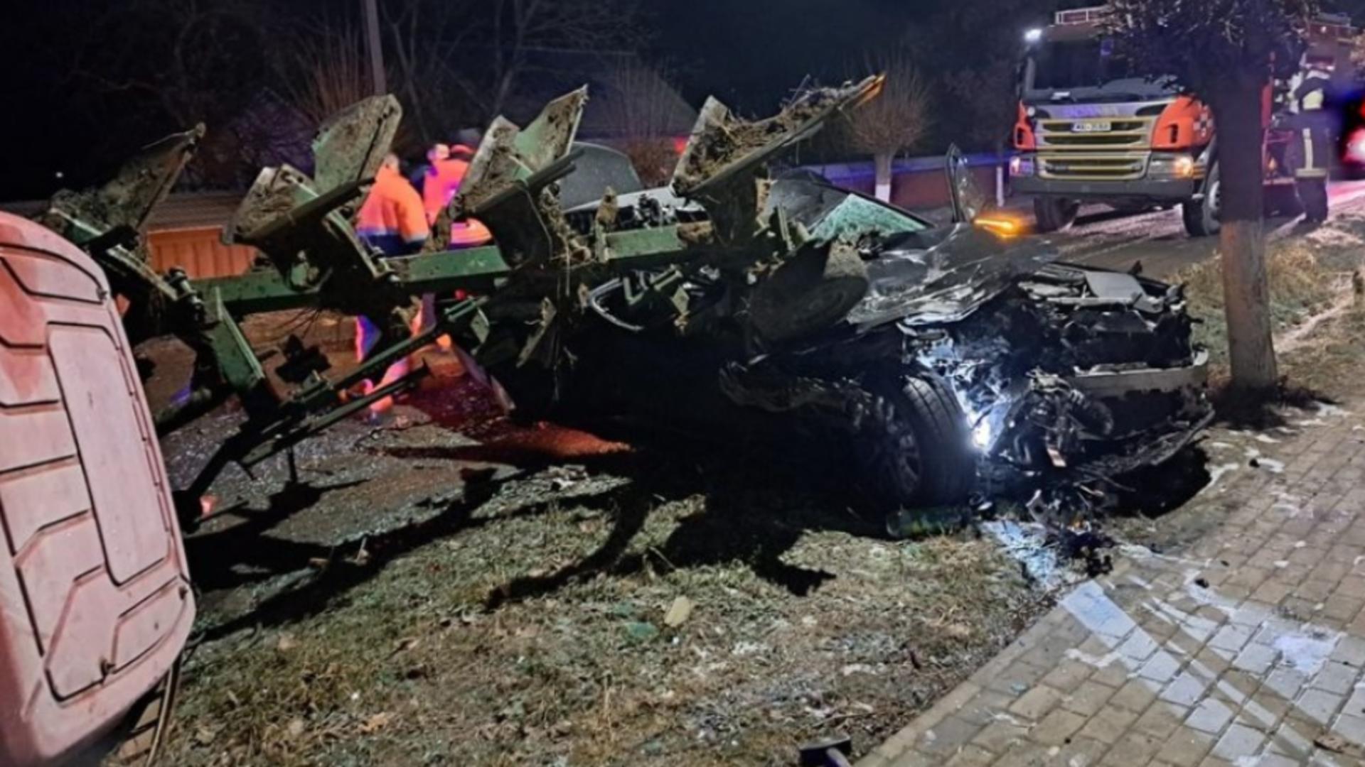 Accident înfiorător în județul Suceava. Un om a murit și alți 2 sunt grav răniți, după ce un autoturism s-a izbit de plugul unui tractor – FOTO
