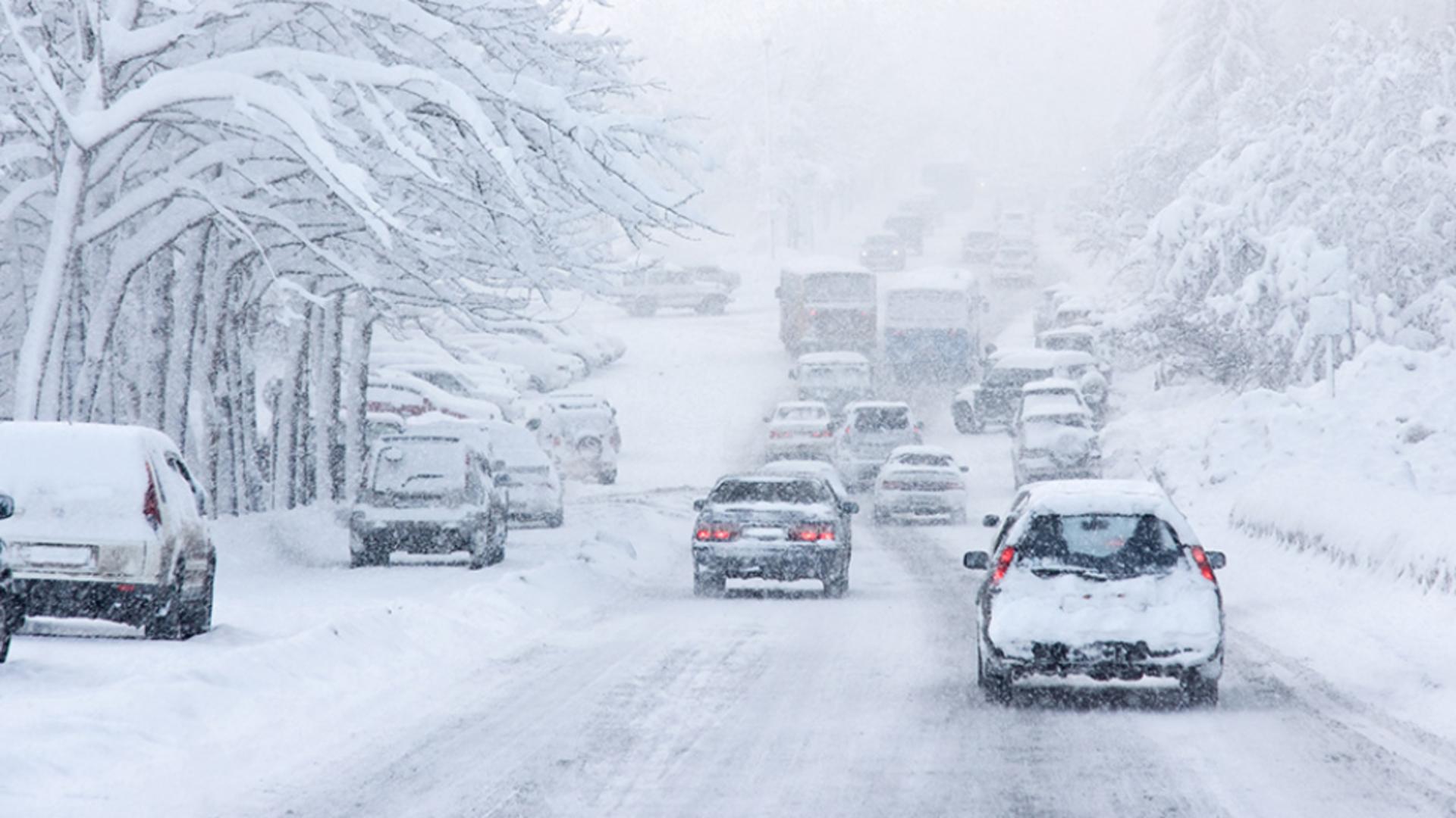Tramvaie deraiate și trafic îngreunat în București din cauza zăpezii. Autoritățile nu au deszăpezit străzile la primele ore ale dimineții