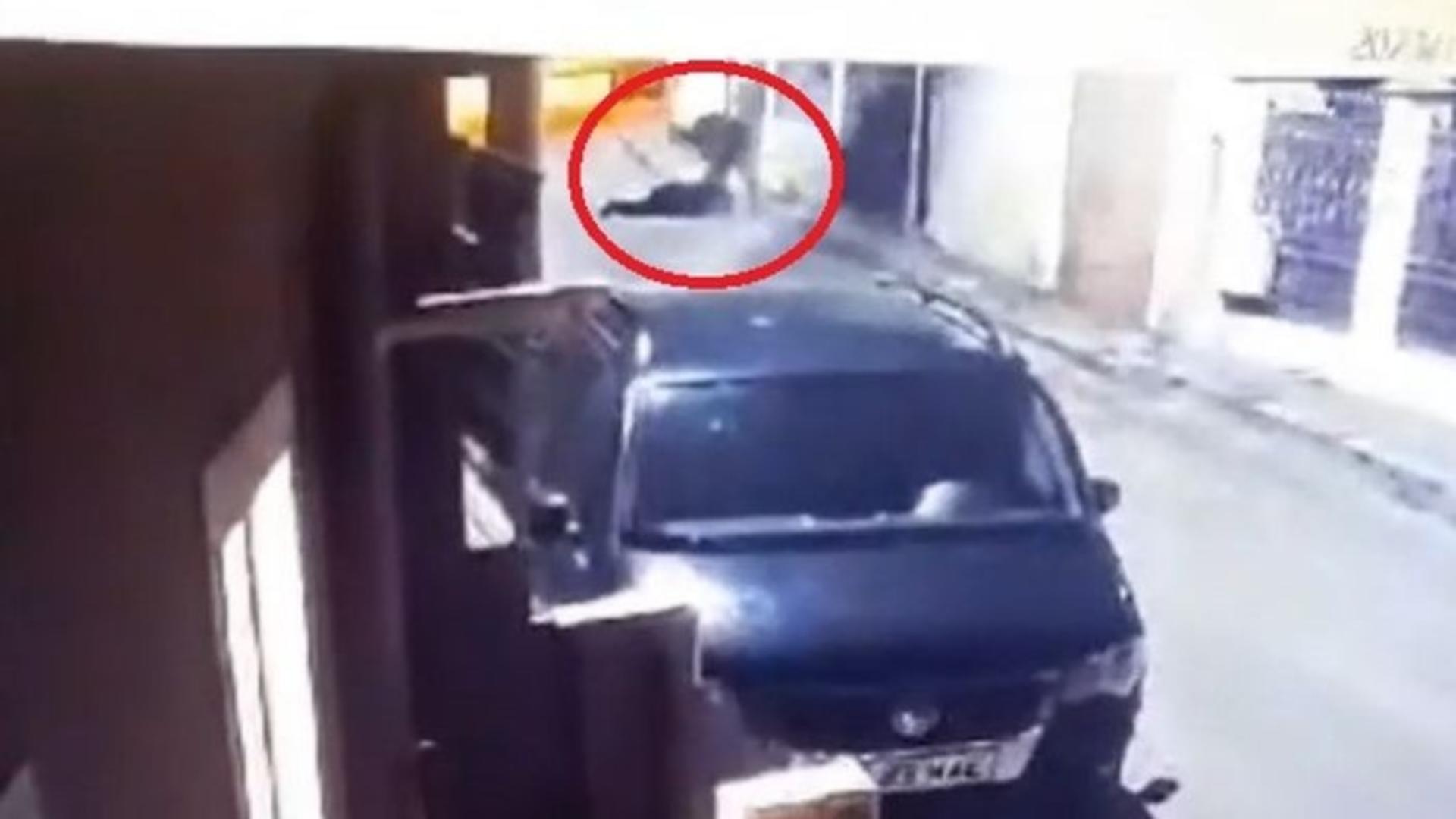 Momentul în catre bărbatul de 70 de ani este pus la pământ. Foto/Captură video