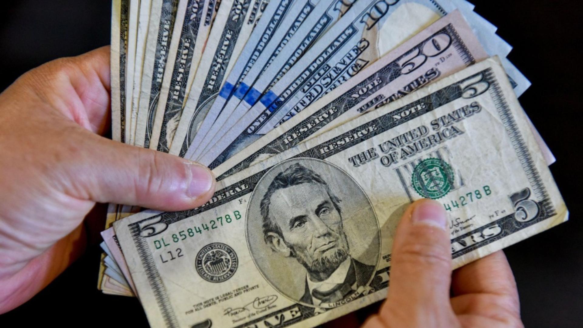 Laureat Nobel pentru economie: SUA isi distrug dolarul deliberat si vor sa bage si UE in faliment. Foto: Profimedia