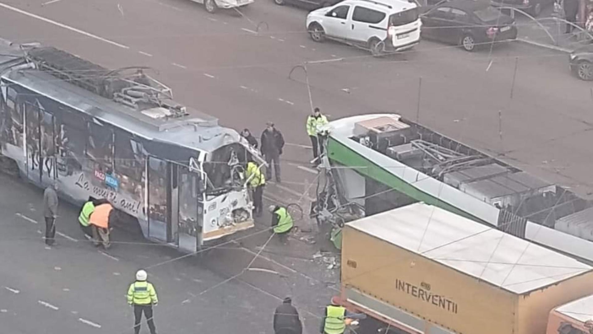Două tramvaie s-au ciocnit violent în centrul Capitalei