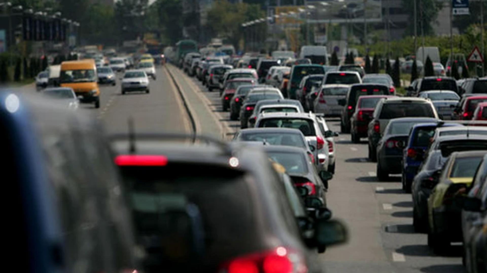 Scandal pe numărul de kilometri parcurși cu mașina personală: Guvernul limitează folosirea la 6.500 km/an, prin „România Neutră”