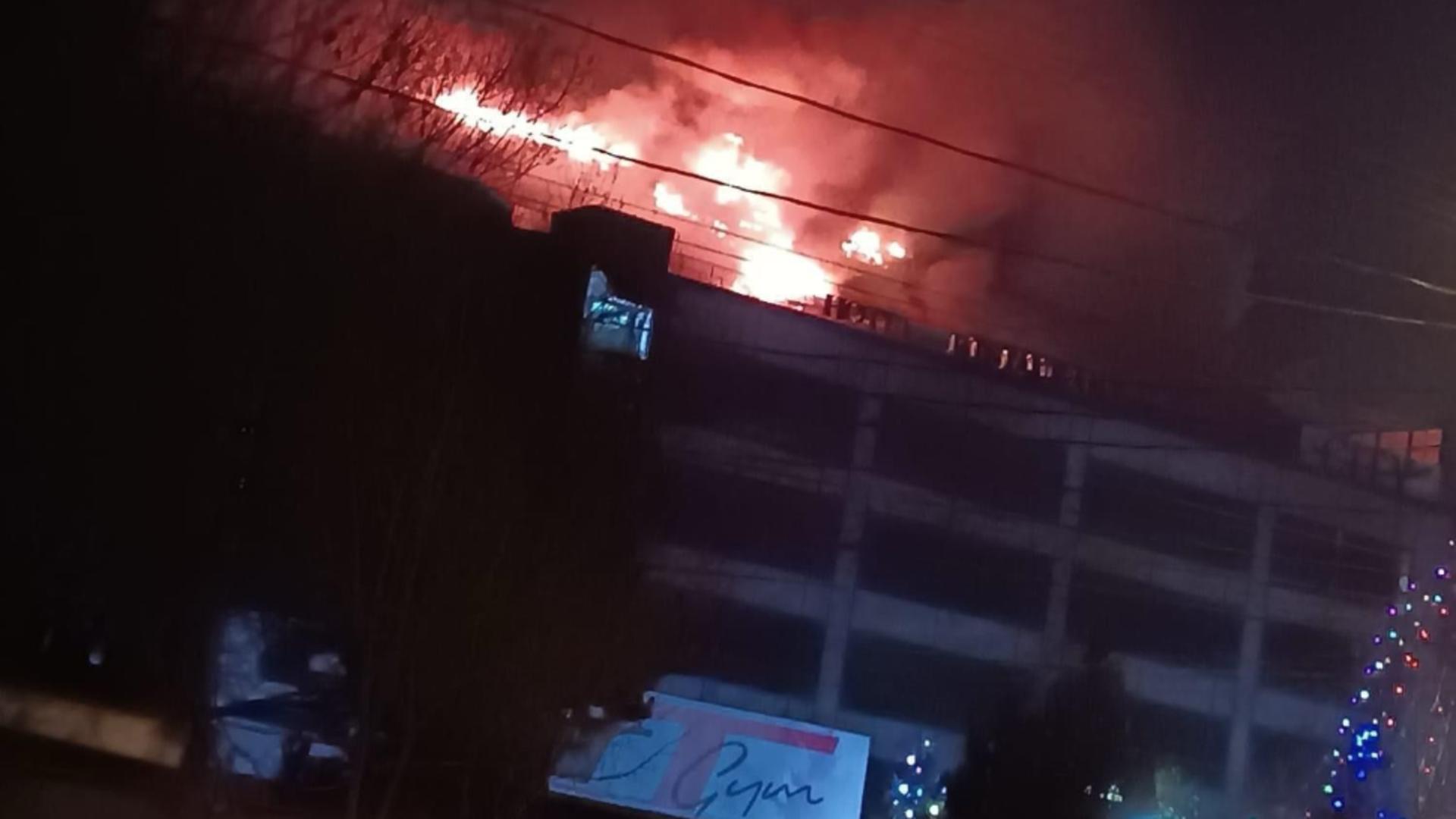 Incendiu violent, la un hotel din Ploiești