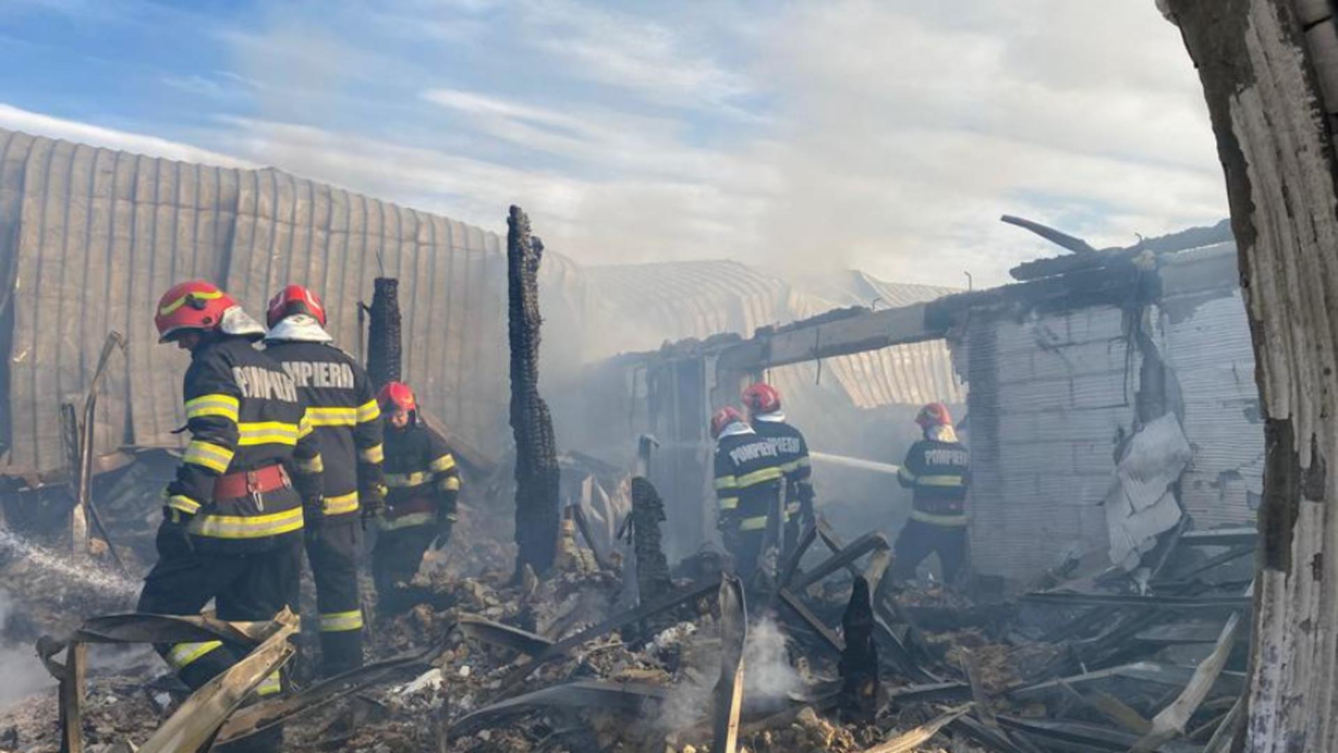 DOSAR penal după incendiul devastator din Prahova: încep audierile - Căutările la pensiunea Ferma Dacilor vor continua și pe timpul nopții