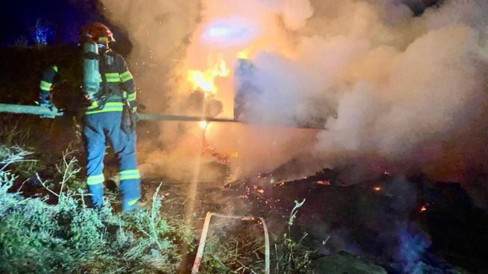 Un pensionar a murit carbonizat după ce i-a luat foc casa – Tragedie fără margini la Botoșani