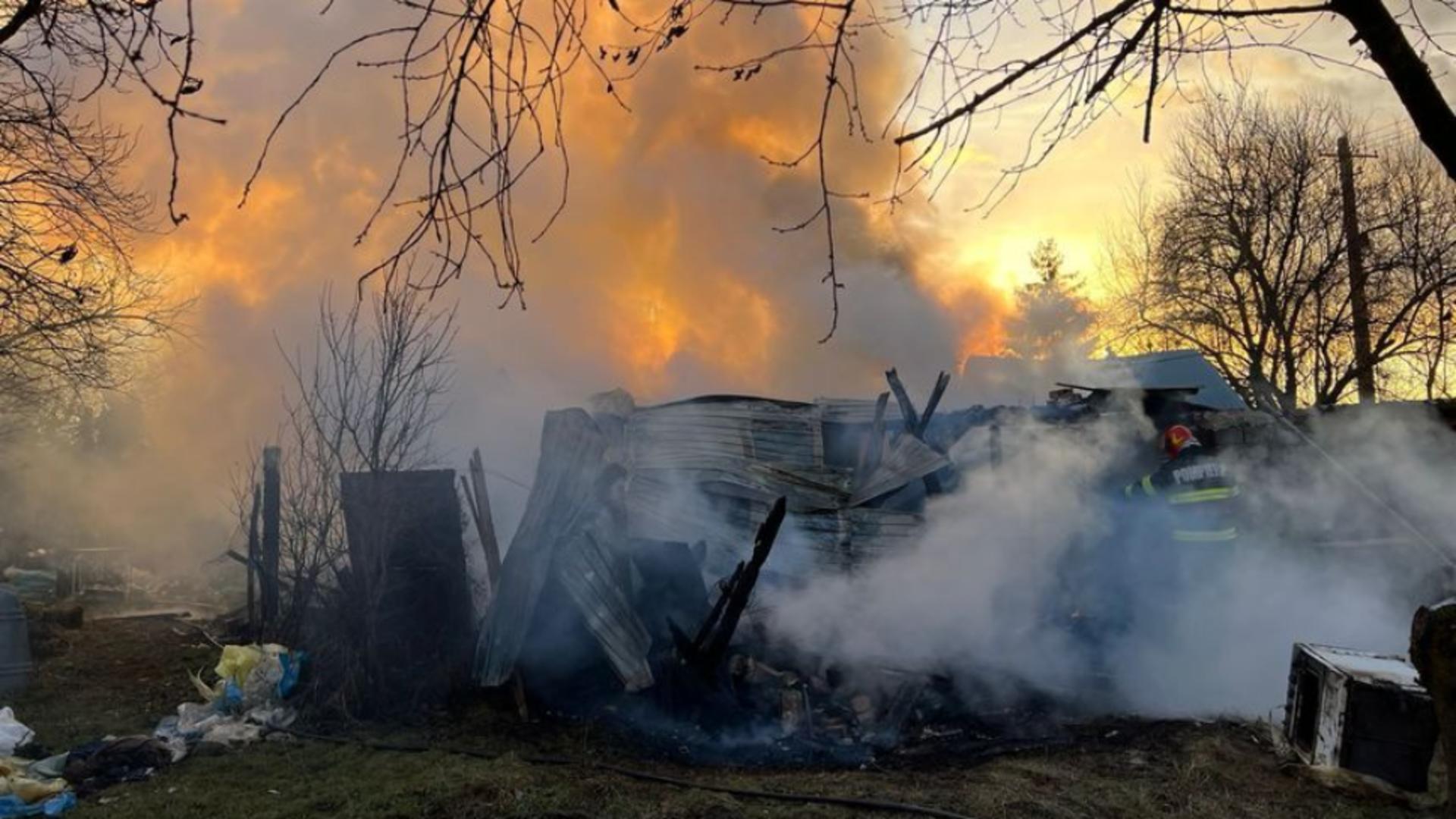 Un bărbat din Argeș a murit după ce casa în care locuia a luat foc – Tavanul în flăcări s-a prăbușit peste el