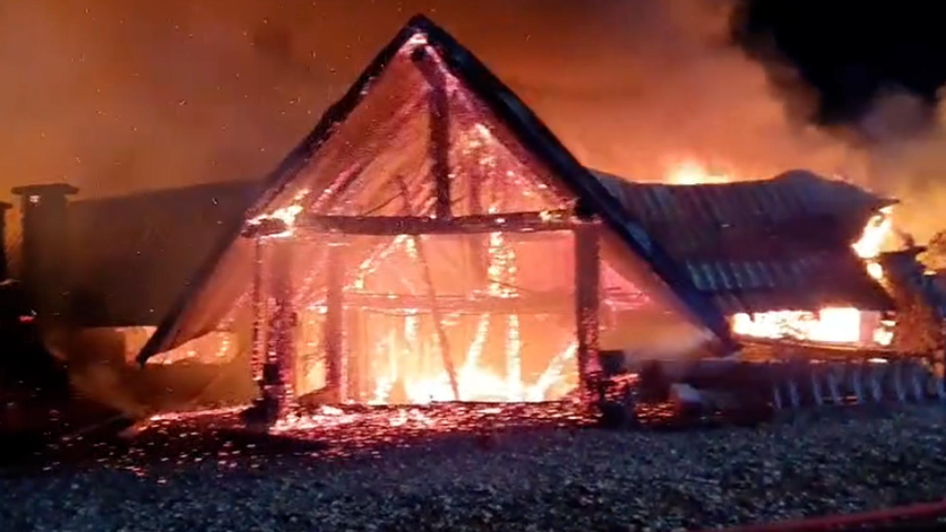Incendiu uriaș la o pensiune din Tohani, Prahova – A fost activat planul roșu – VIDEO