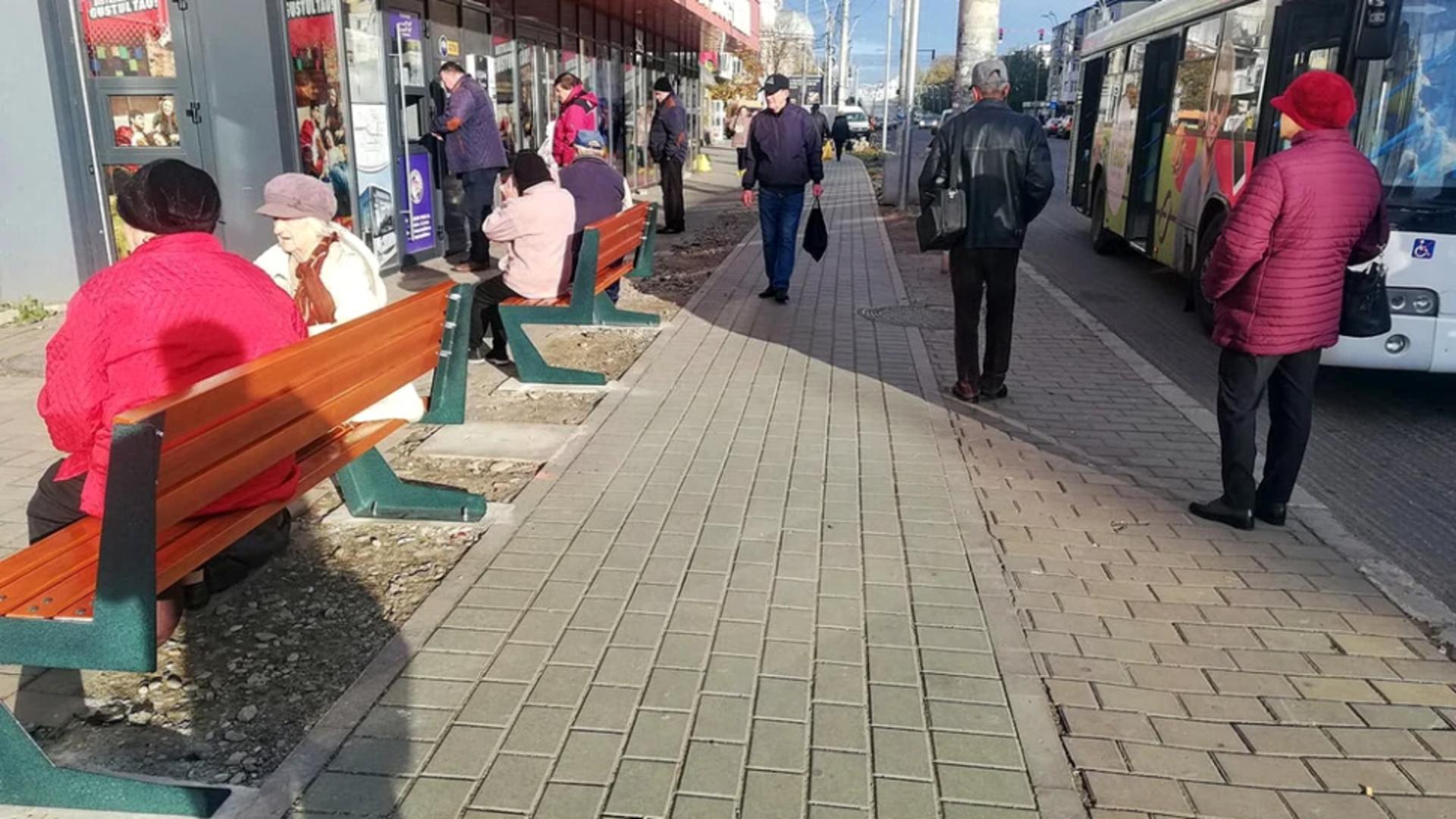 Dorel de Bacău a montat băncile din stațiile de autobuz cu spatele la stradă