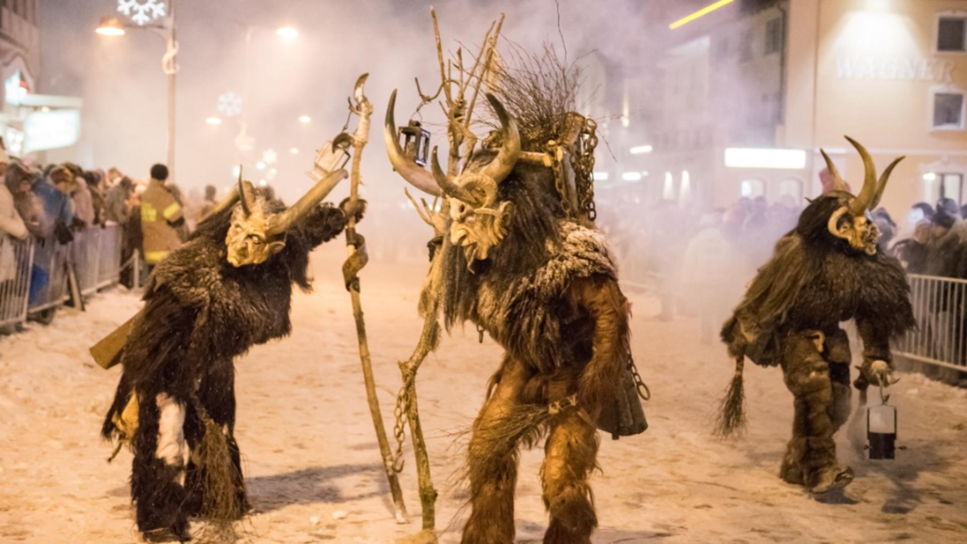 Tradiția nebună de Crăciun din Austria. Avertisment pentru turiști: „Ești biciuit. Nu este amuzant, chiar doare. Nu ieșiți afară”