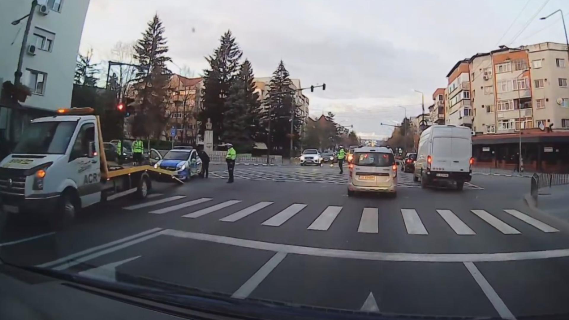 Carambol cu mașina poliției, în Vâlcea. Din fericire, nicio persoană nu a fost rănită VIDEO