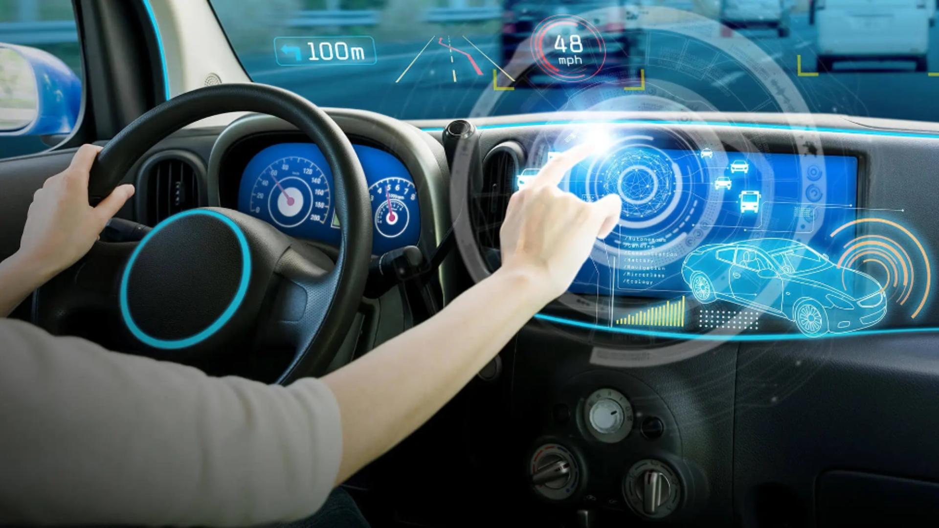 Spionaj în mașinile noastre: Autovehiculele “inteligente” stochează automat date precum mesajele text și apelurile, fără ca proprietarul să știe