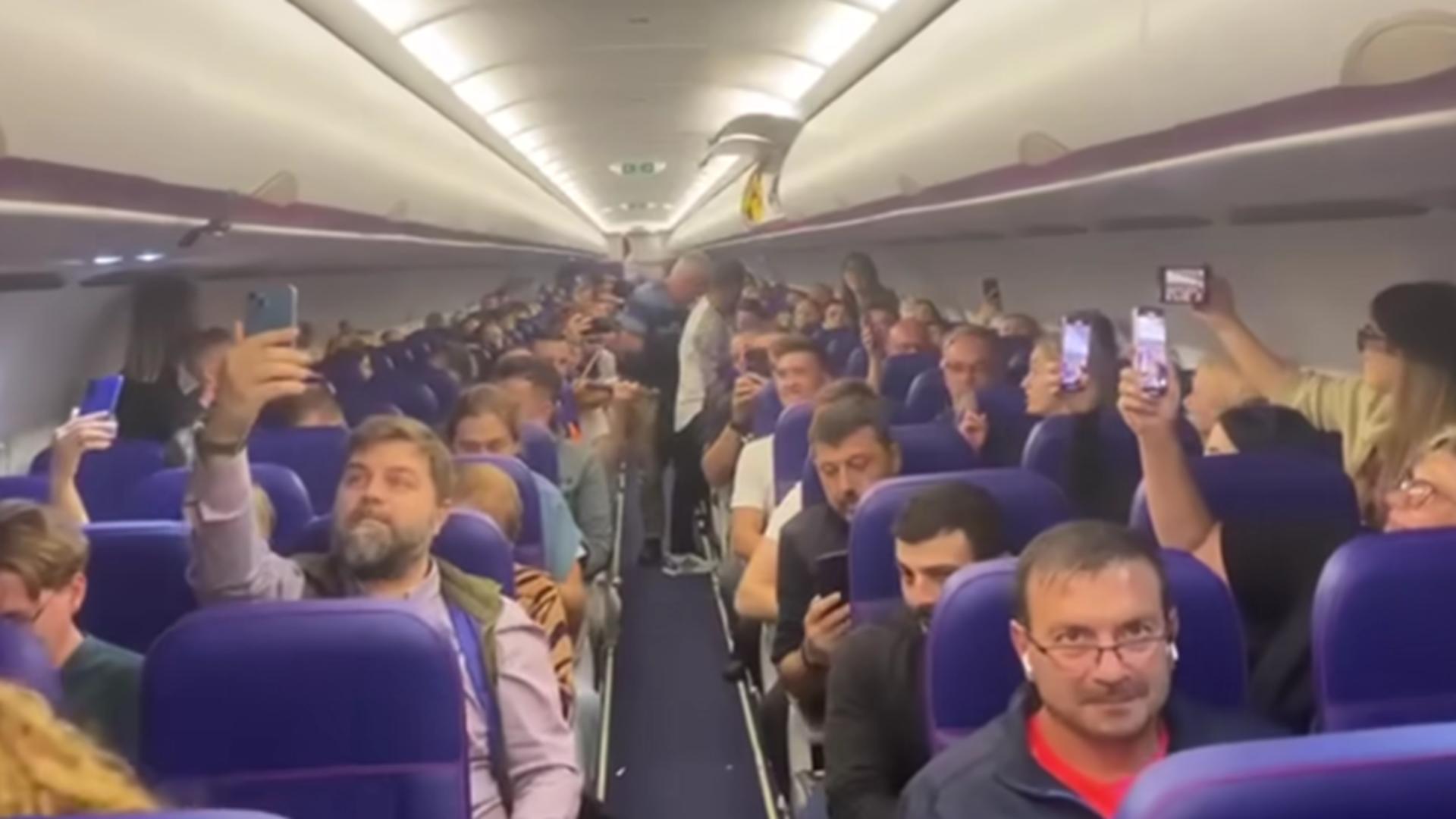 Patriotism la înălțime. Toți pasagerii unui avion au cântat: “Noi suntem români!”, acompaniați de viori, trompete și acordeon – VIDEO