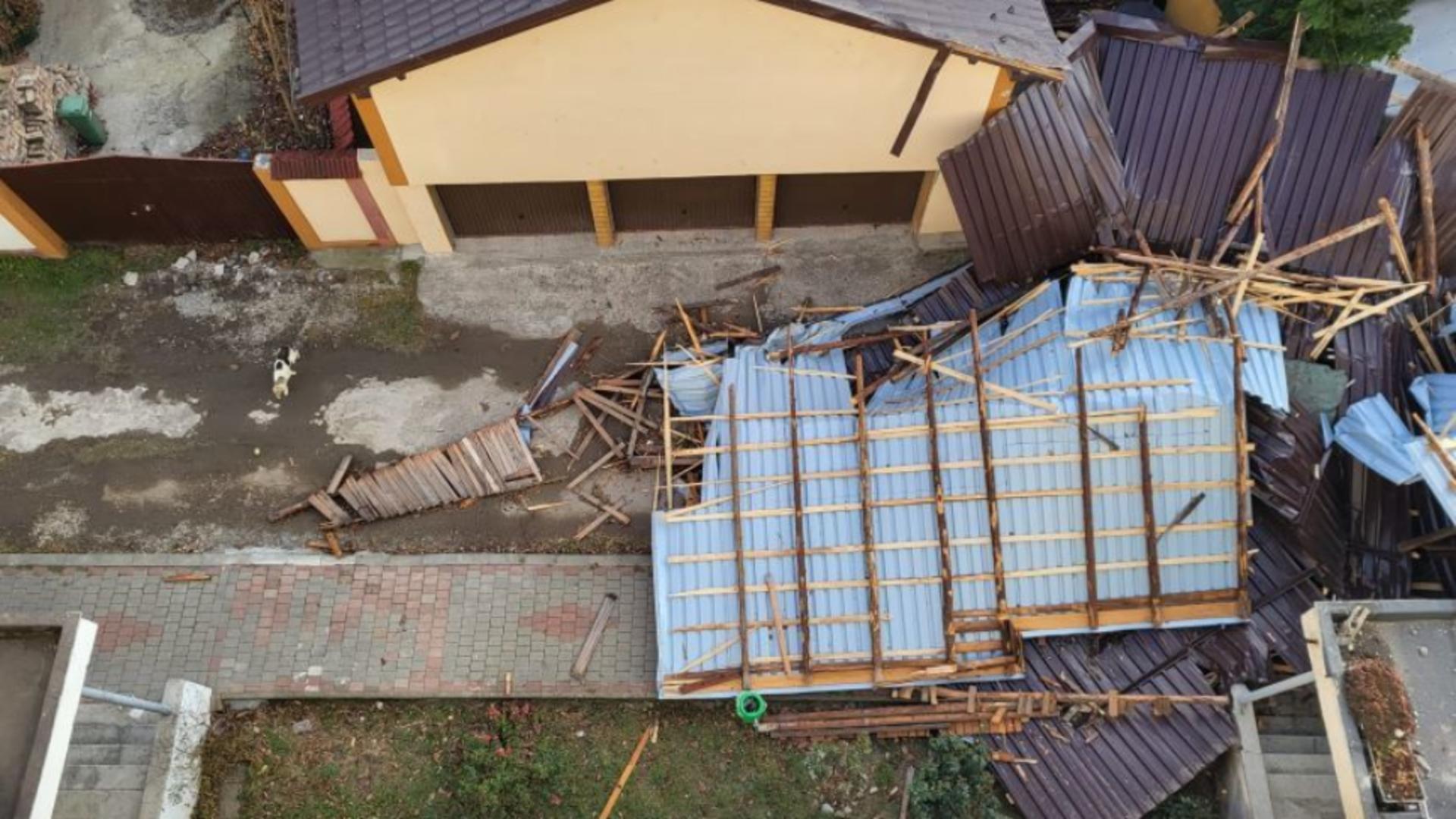 Vremea rea a făcut ravagii în Neamț – Acoperișul unui bloc a fost smuls de vânt – A distrus două case și o mașină