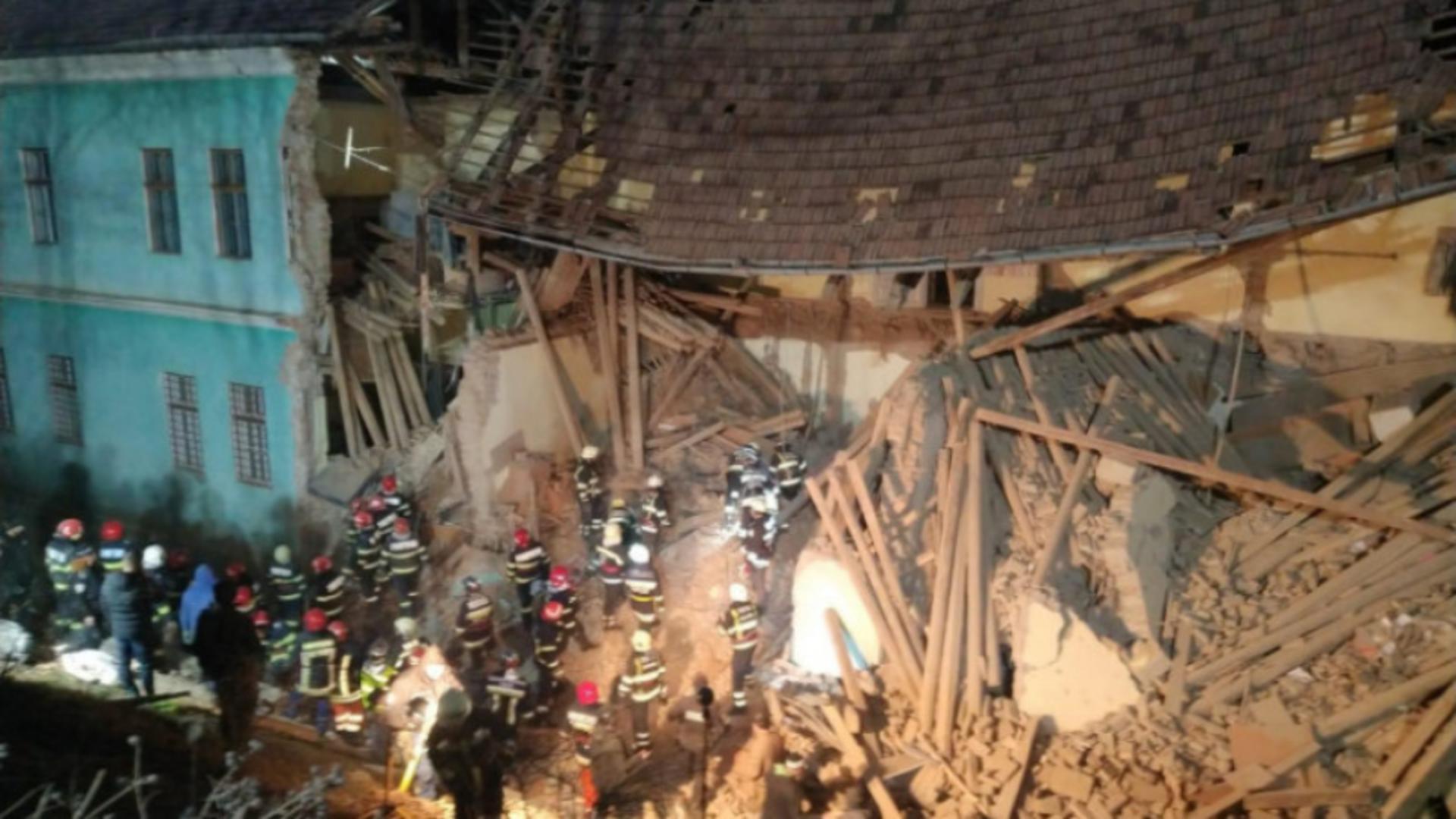 Filmul intervenției la clădirea prăbușită din Odorheiu Secuiesc – Mărturiile pompierilor: în interior se aflau 50 de elevi