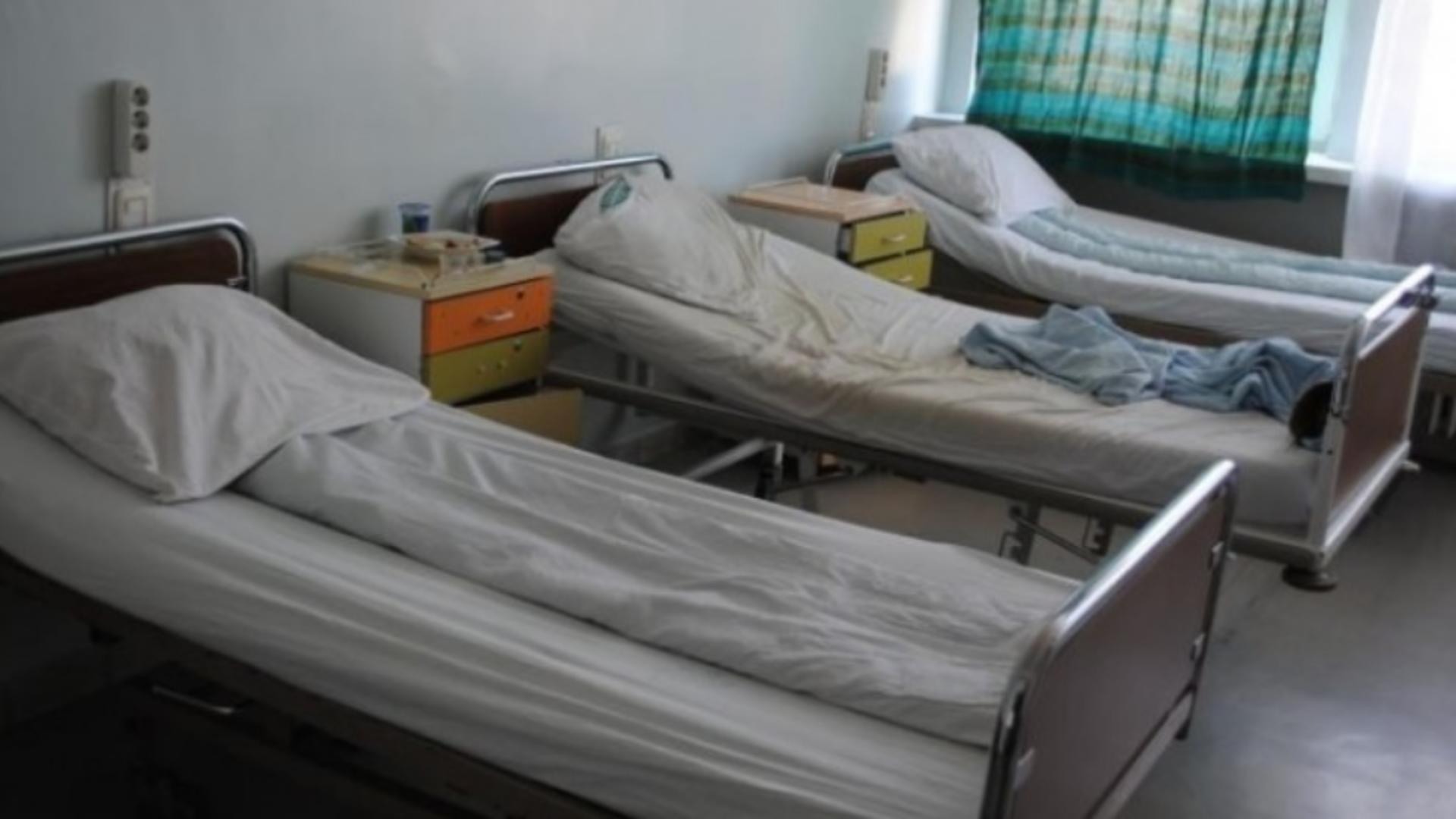 Numai pacient să nu fii: bătrân legat de pat, de un paznic, în vreme ce o asistentă țipă la el/ Arhivă foto