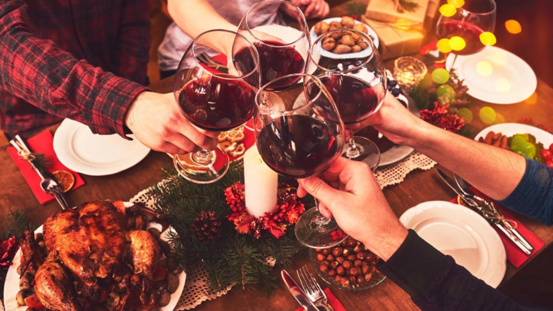 Cele 3 metode prin care elimini rapid alcoolul din organism - Cum scapi de mahmureală după mesele copioase de Crăciun și de Anul Nou