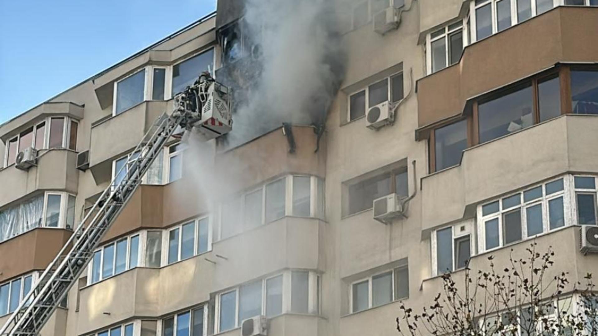 Incendiu puternic pe Calea Dorobanți – Pompierii au folosit autospeciala de intervenție la înălțime