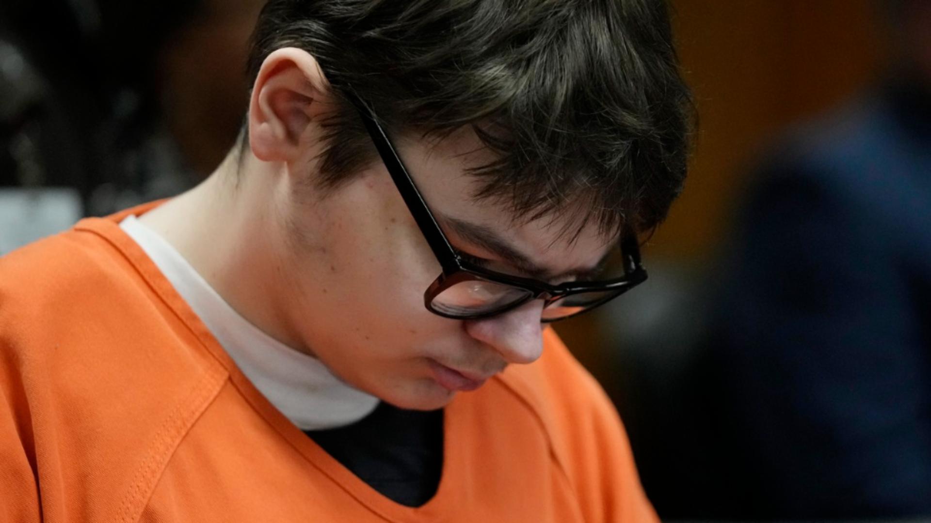 Adolescentul din Michigan care şi-a împuşcat mortal 4 colegi, condamnat la închisoare pe viață. Părinţii lui, acuzaţi şi ei