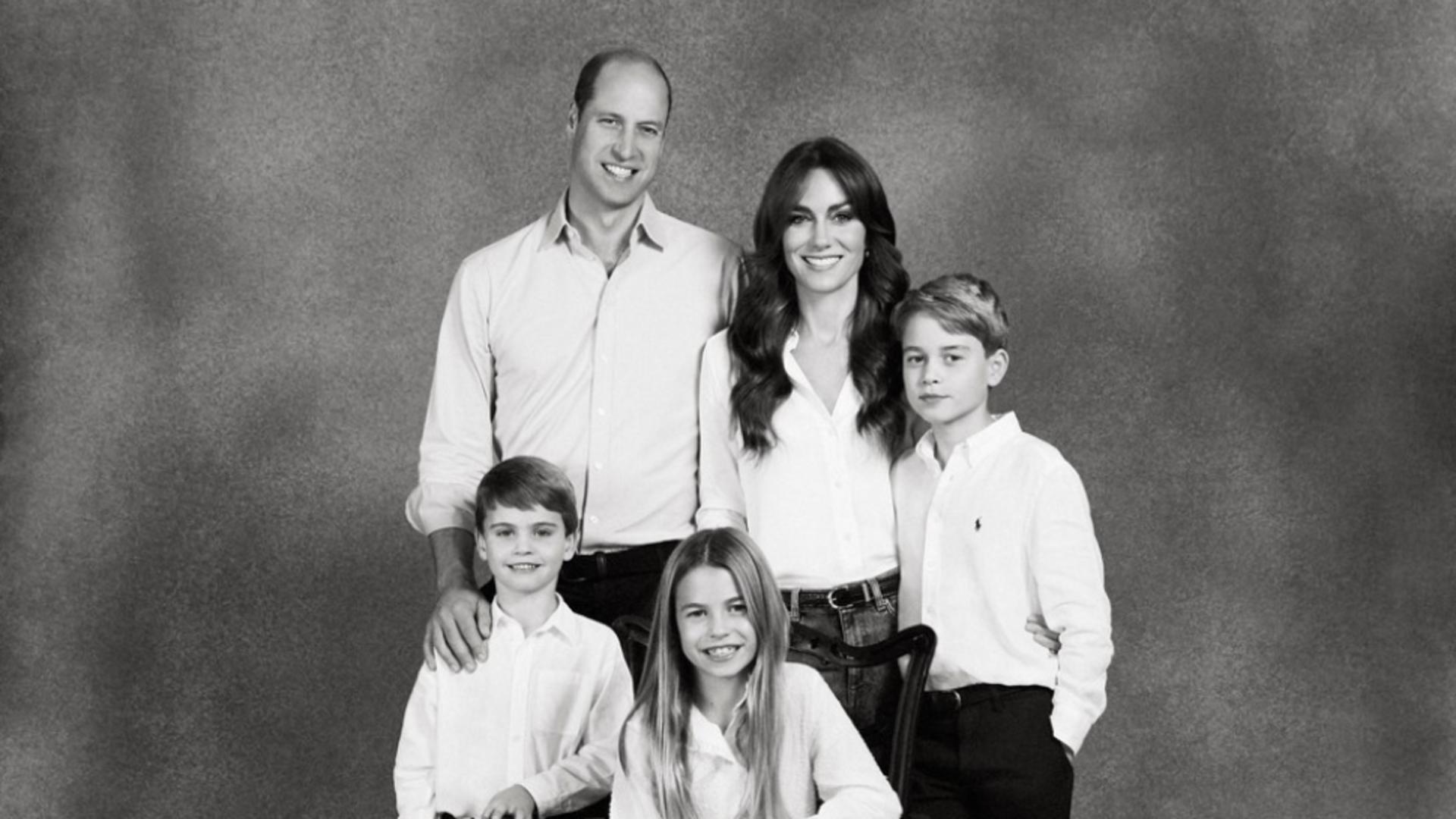 Poza de Crăciun a prințului Wiliam și a prințesei Kate, motiv de glume în Marea Britanie. De ce se amuză cârcotașii?