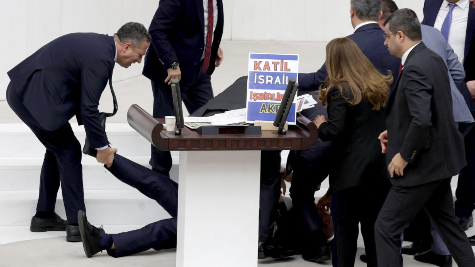 Parlamentarul s-a prăbușit sub ochii colegilor săi (foto: Profimedia)