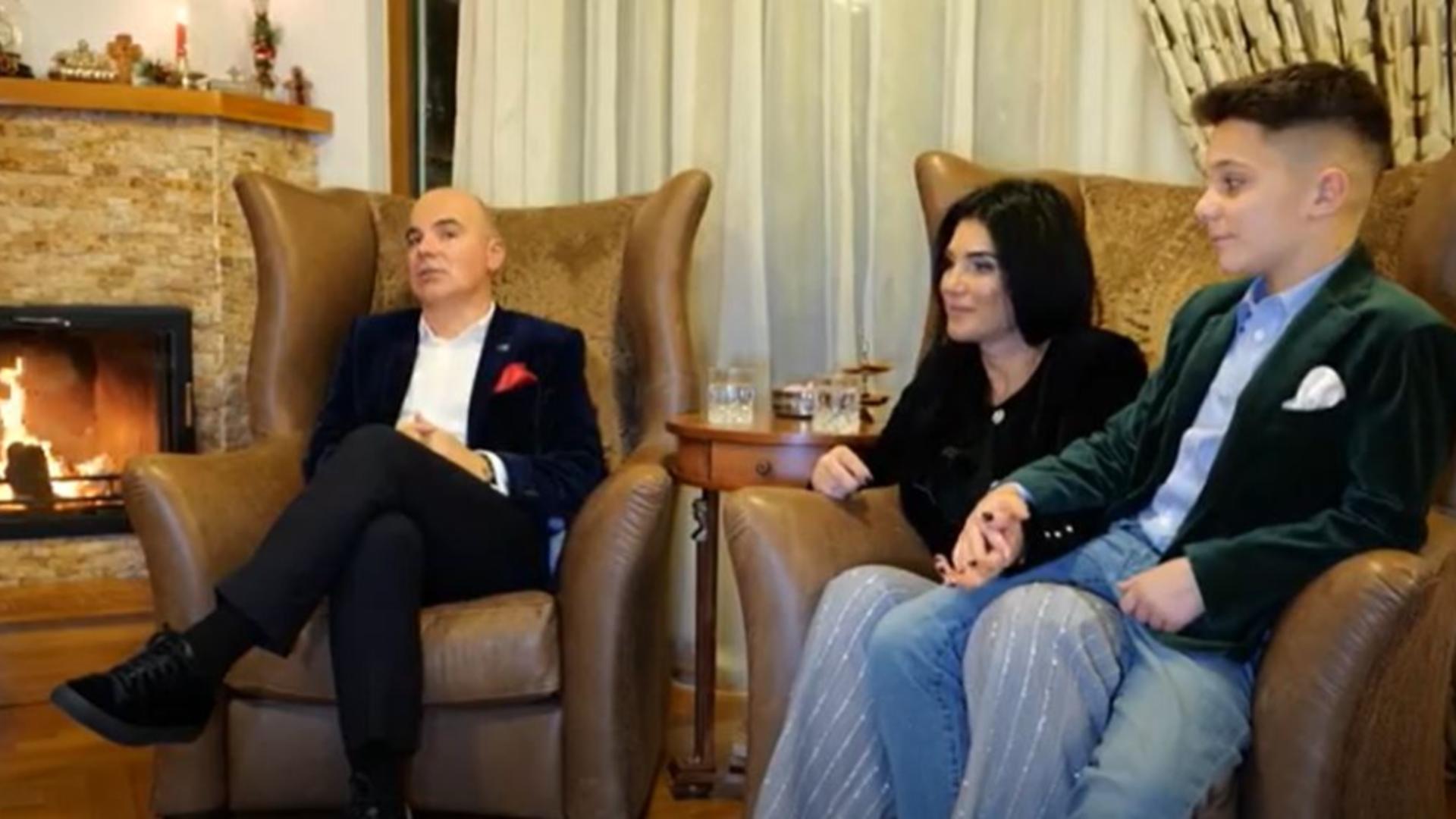 Interviu inedit de Sărbători cu Rareș Bogdan și familia sa – Povestea de dragoste a politicianului – Cum și-a cunoscut soția – VIDEO