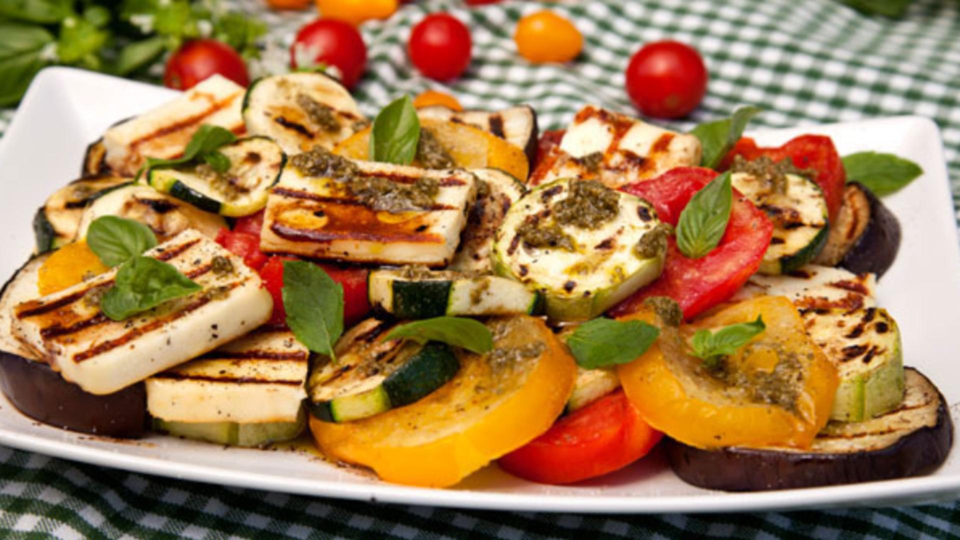 Salata de legume și brânză la grătar – Este delicioasă cu cele 3 ingrediente speciale