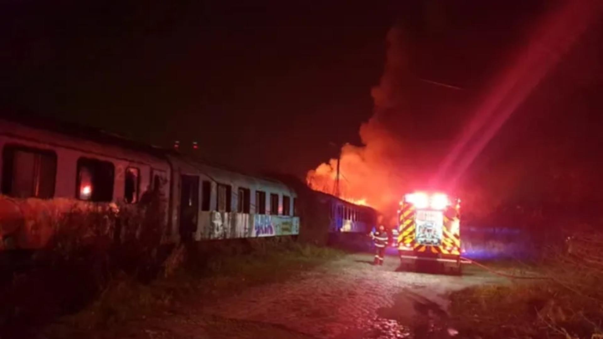 Locomotiva a luat foc, în vagoane erau 70 de oameni. Foto/ISU