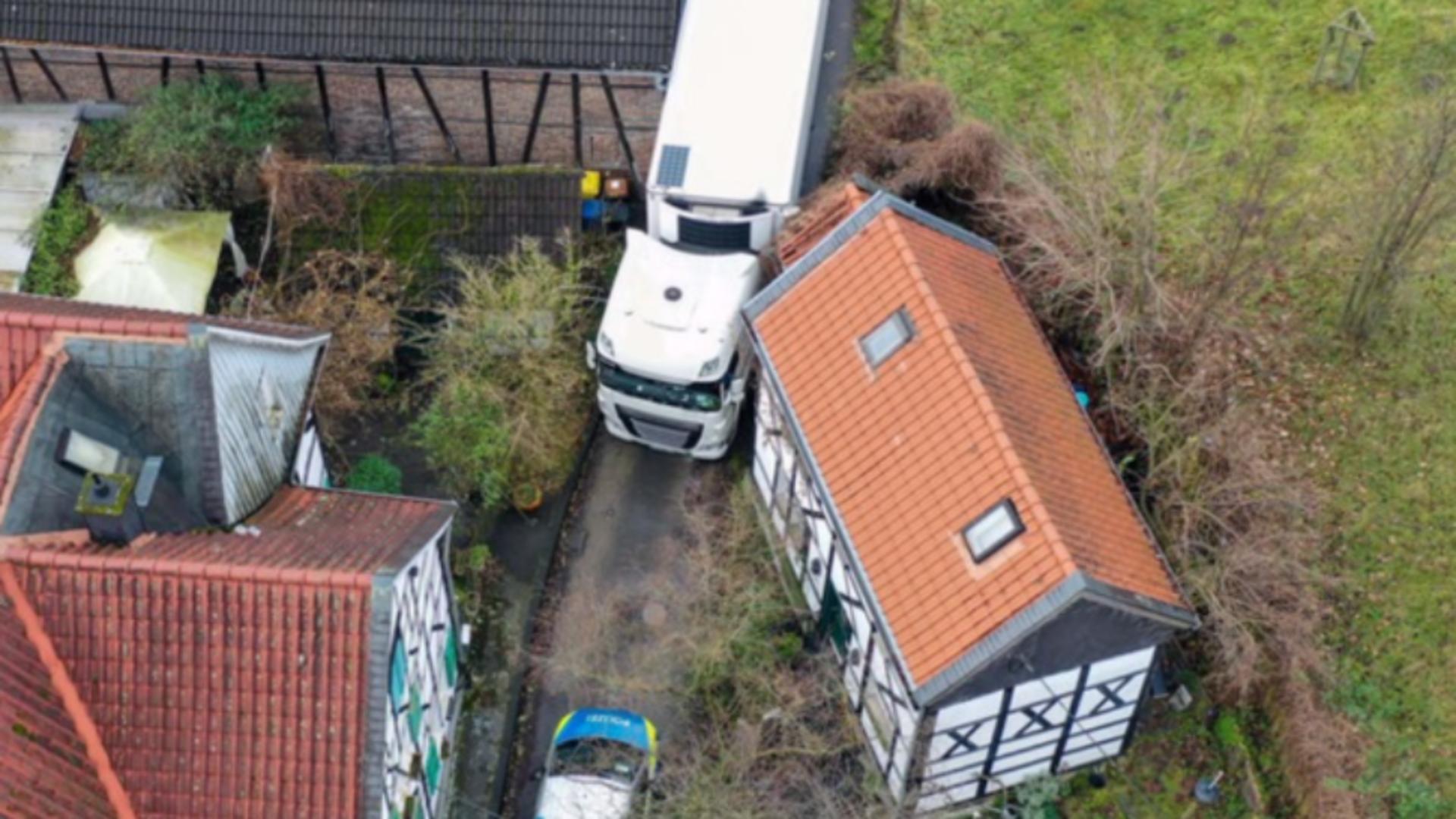 Un șofer român a intrat prin curtea unei ferme din Germania și a lovit cu TIR-ul o casă veche de 600 de ani