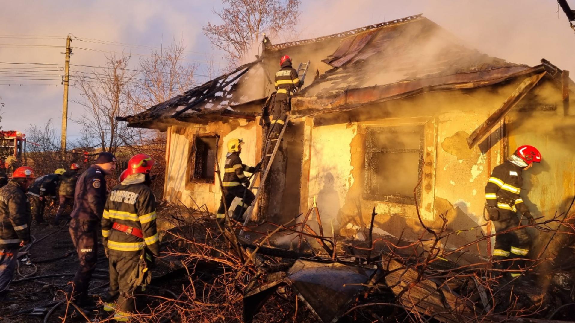 Sfârșit tragic pentru un bărbat din Botoșani. A murit în incendiul care i-a cuprins casa, după ce a adormit cu țigara în mână