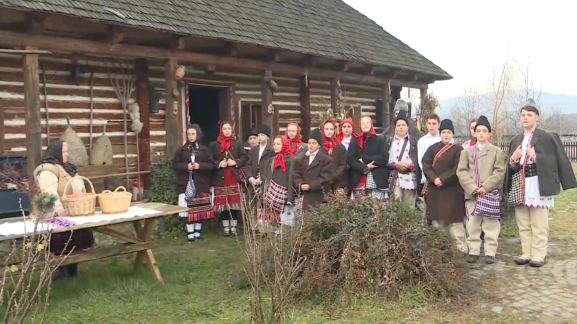 Magie în Țara Lăpușului, de Crăciun: tinerii duc tradiția mai departe în Maramureș