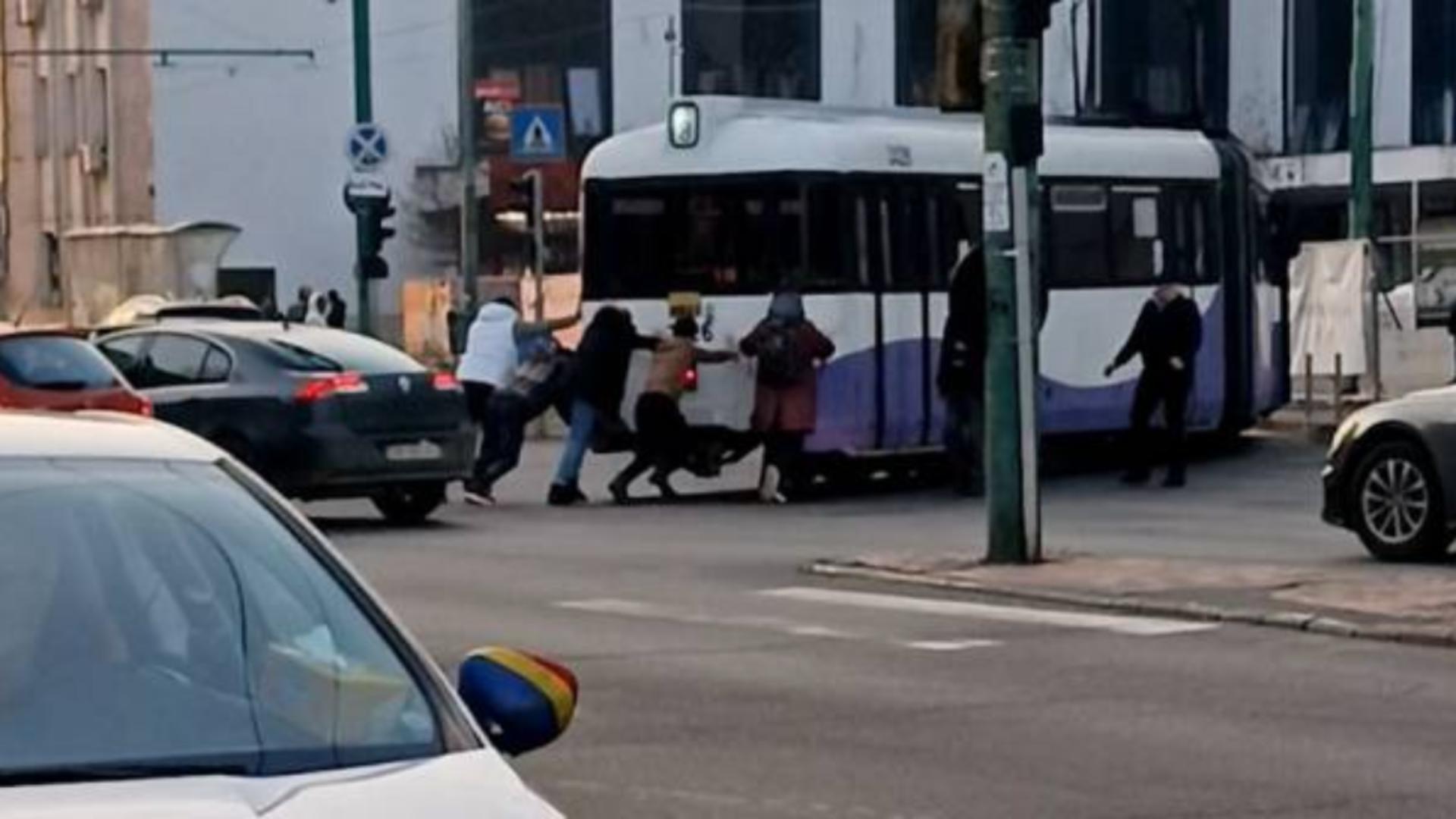 Tramvai împins de pasageri, după ce a rămas blocat pe șine. S-a întâmplat în capitala culturală europeană Timișoara – VIDEO