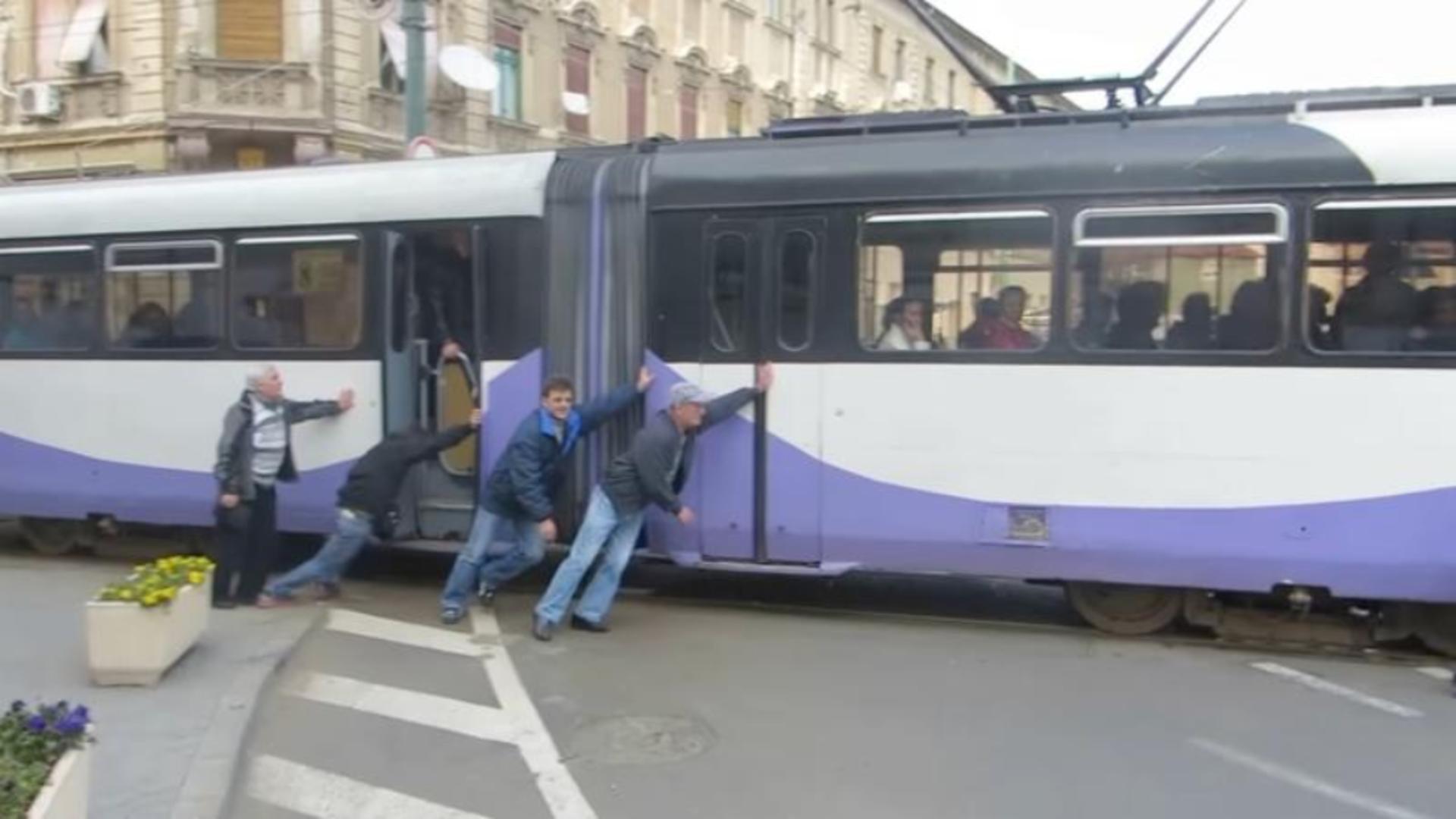 Tramvai împins de călători după ce s-a oprit în mijlocul unei intersecții din Timișoara 