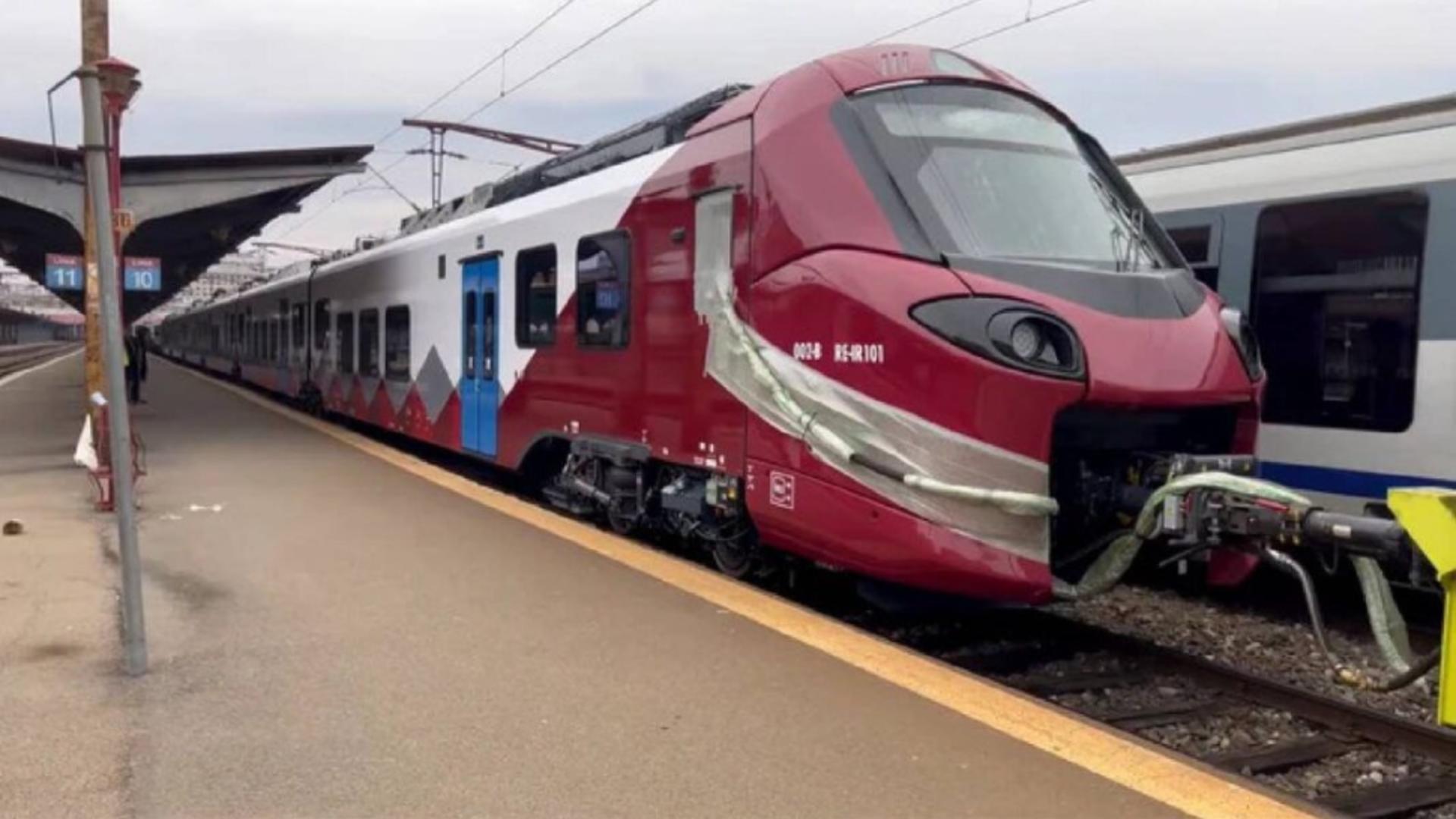 Noul tren electric al lui Grindeanu a luat foc la probele de la Făurei